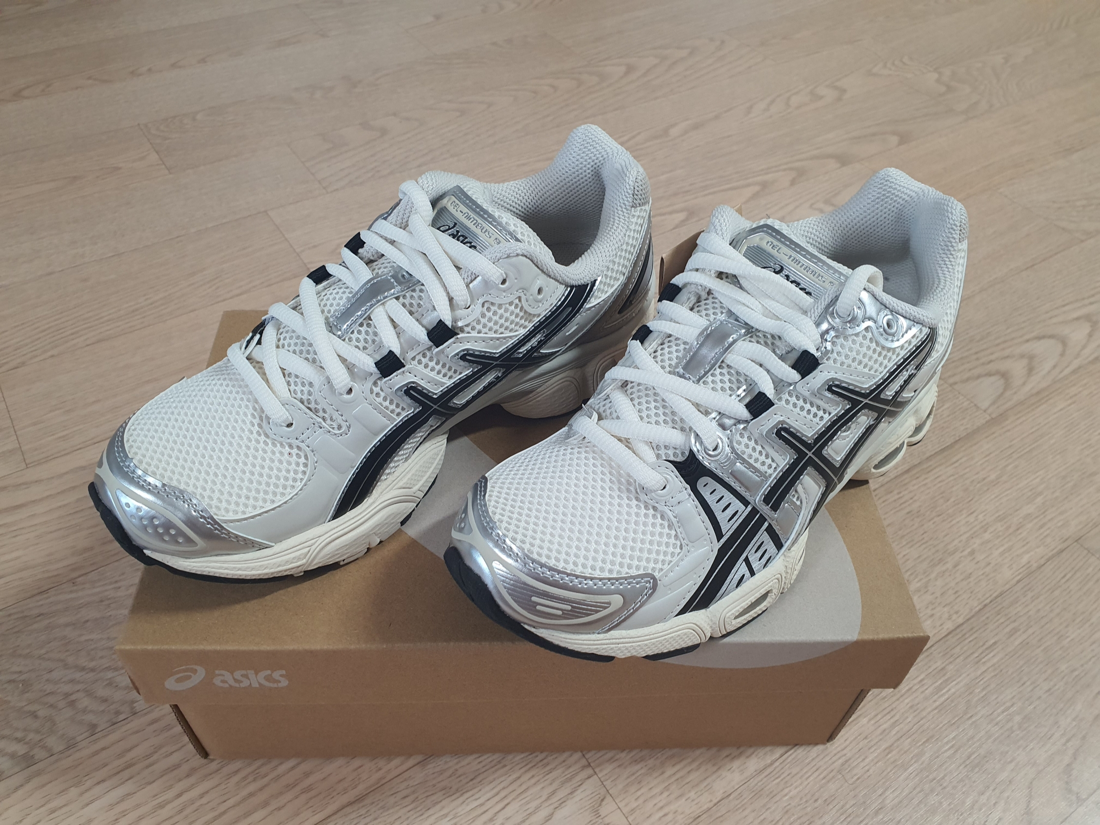 Asics Gel-Nimbus 9 Cream Black 착용 스타일 - 1