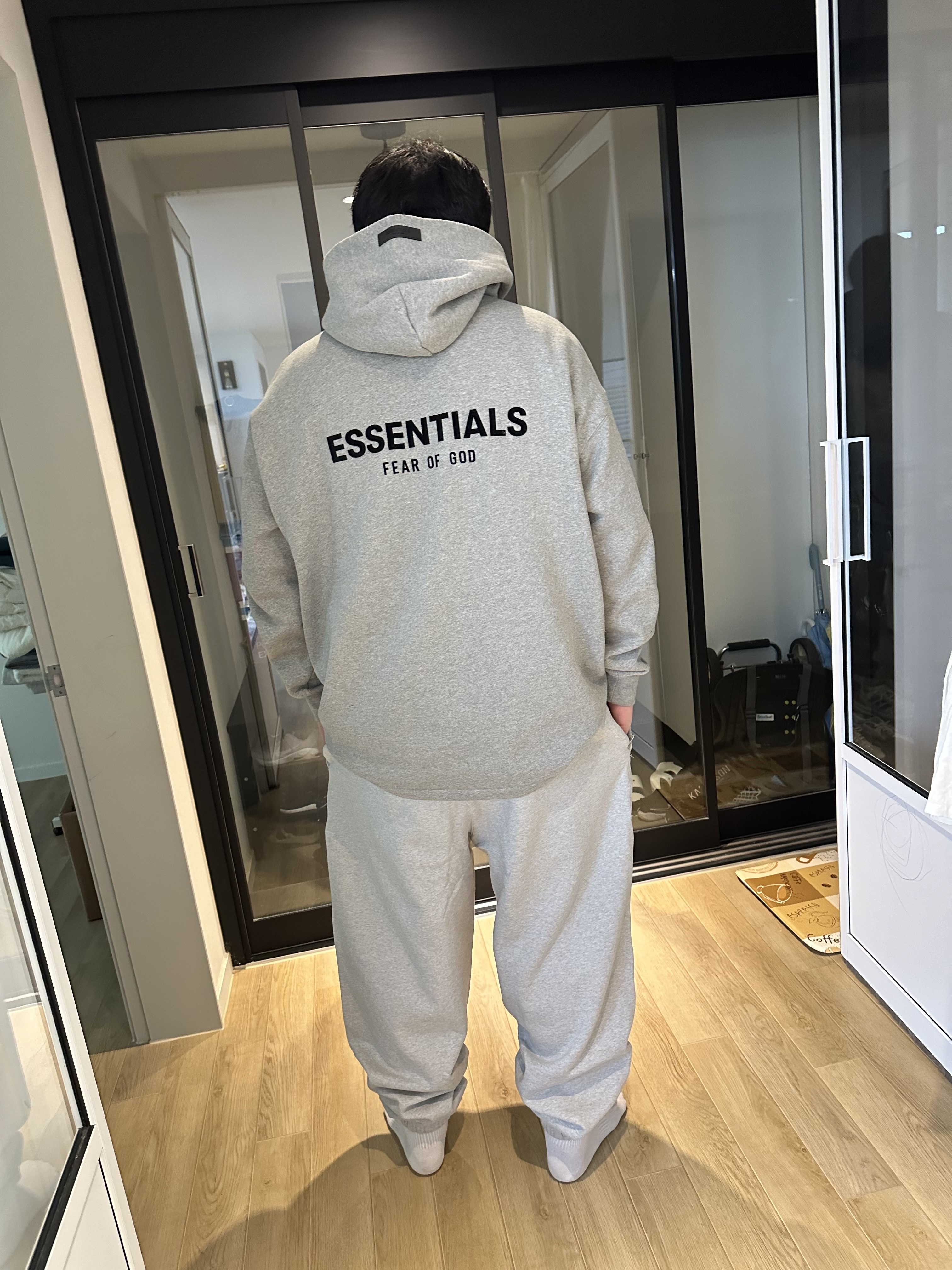 Essentials The Core Collection Relaxed Hoodie Dark Oatmeal, Nike x Stussy Fleece Pants Grey Heather (FN5231-050) 착용 스타일 - 2