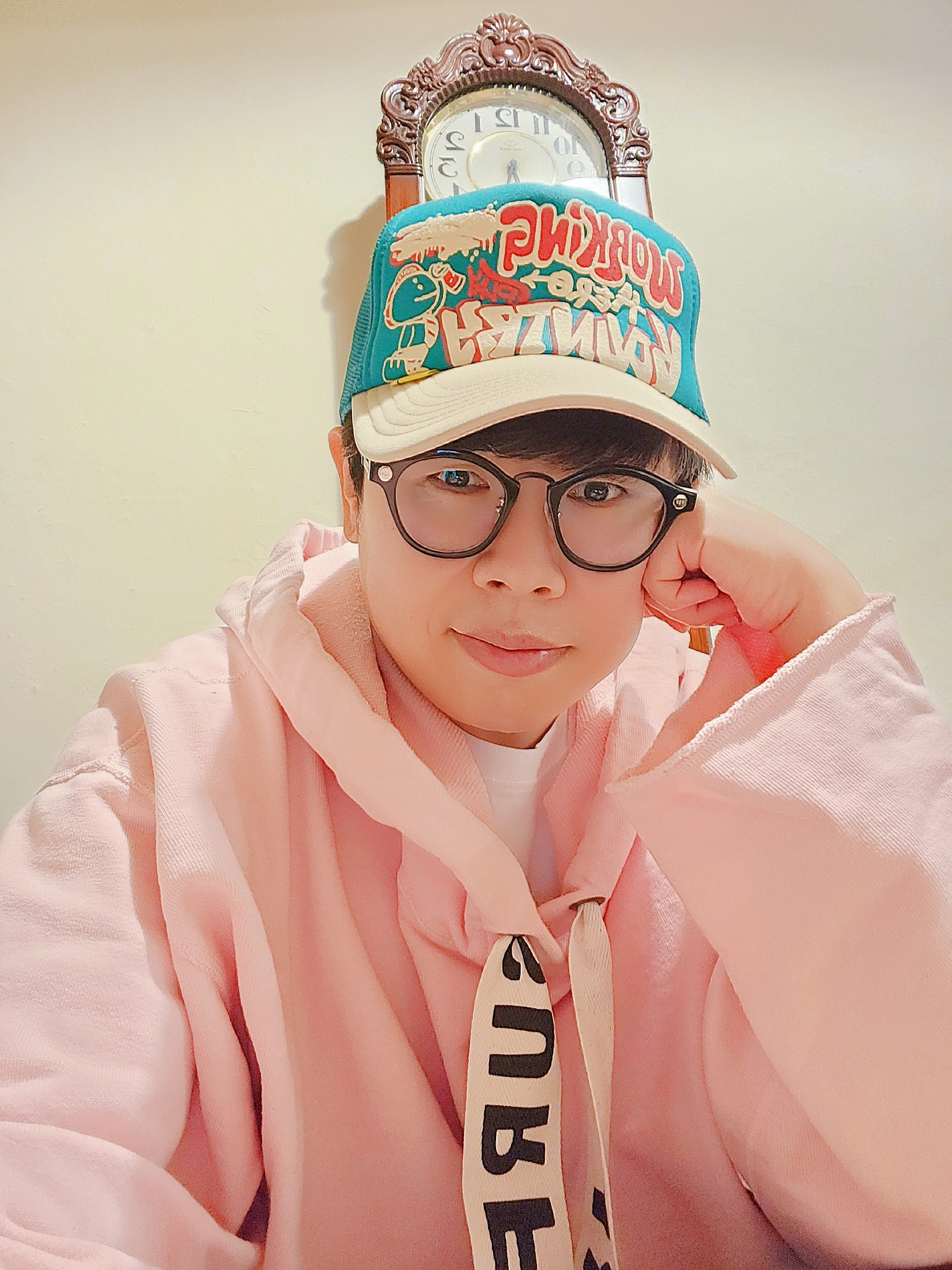 캐피탈 플리스 캣피쉬 서프 후드 스웨트셔츠 핑크, 캐피탈 워킹 히어로 트랙캡 그레이 블랙 착용 스타일