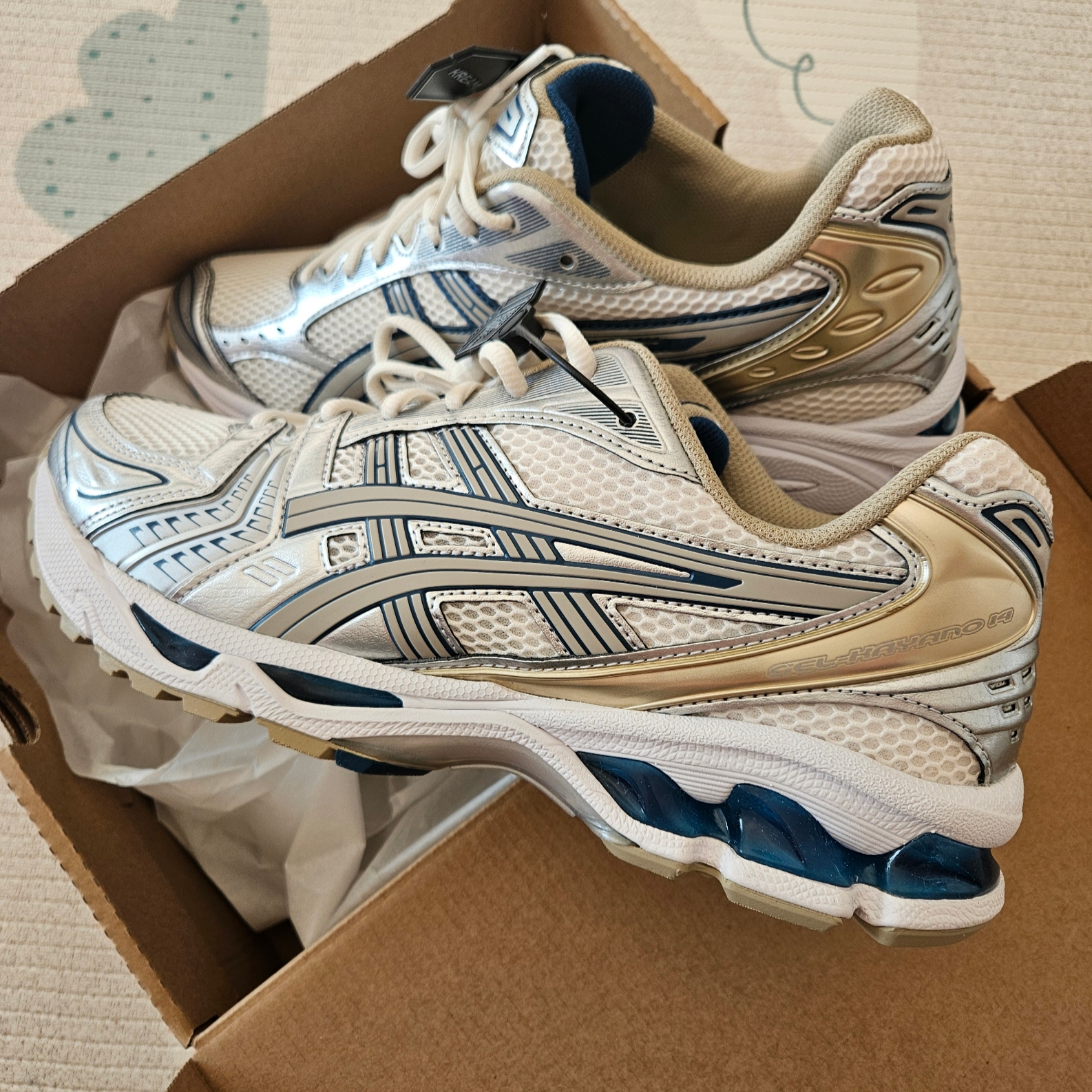 Asics Gel-Kayano 14 Cream Pure Silver, Balenciaga Hybrid Baggy Pants Light Blue 착용 스타일 - 1