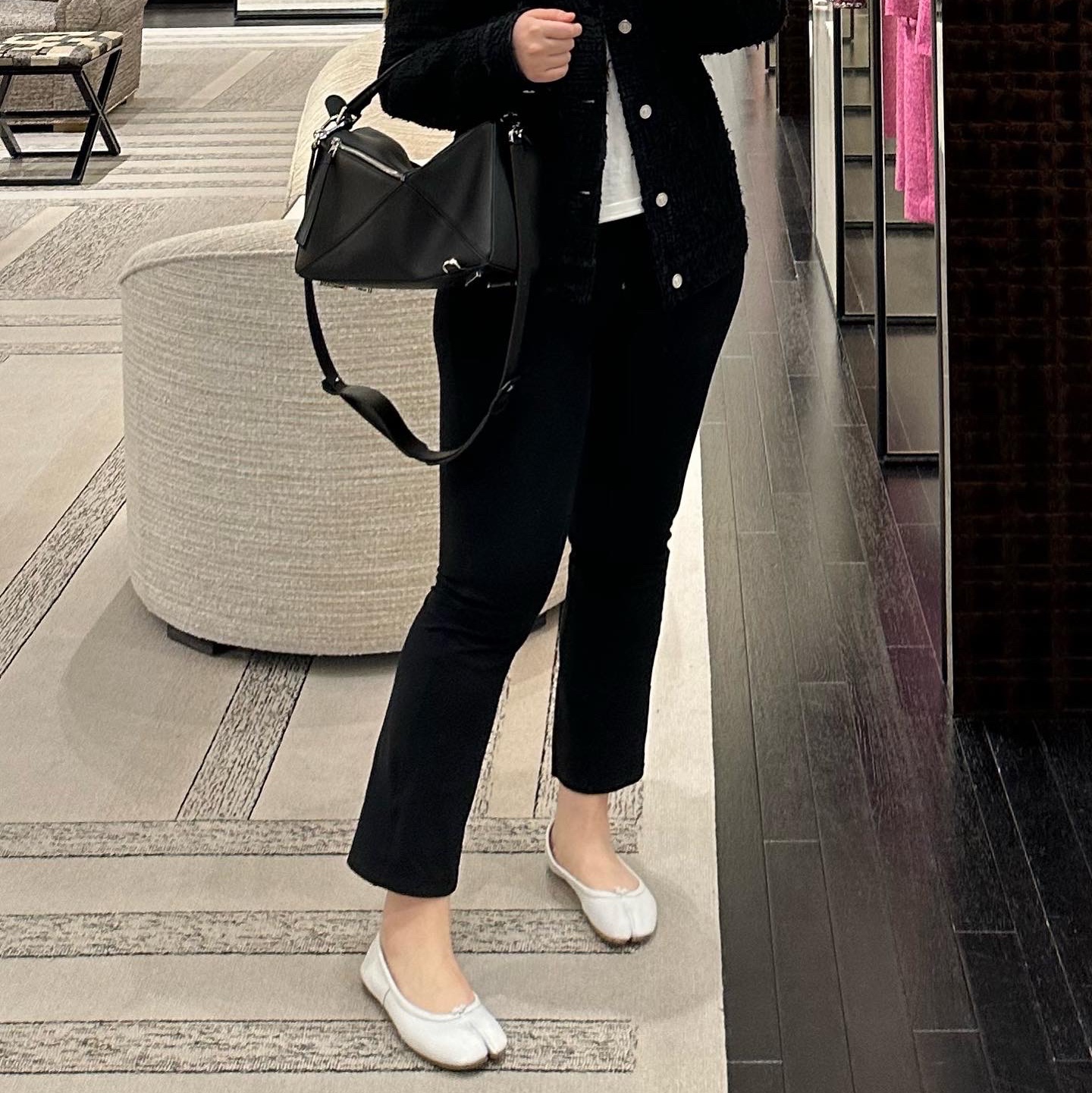 Loewe Puzzle Bag In Classic Calfskin Black, (W) Maison Margiela Tabi Ballet Flat Shoes Ivory 착용 스타일 - 2