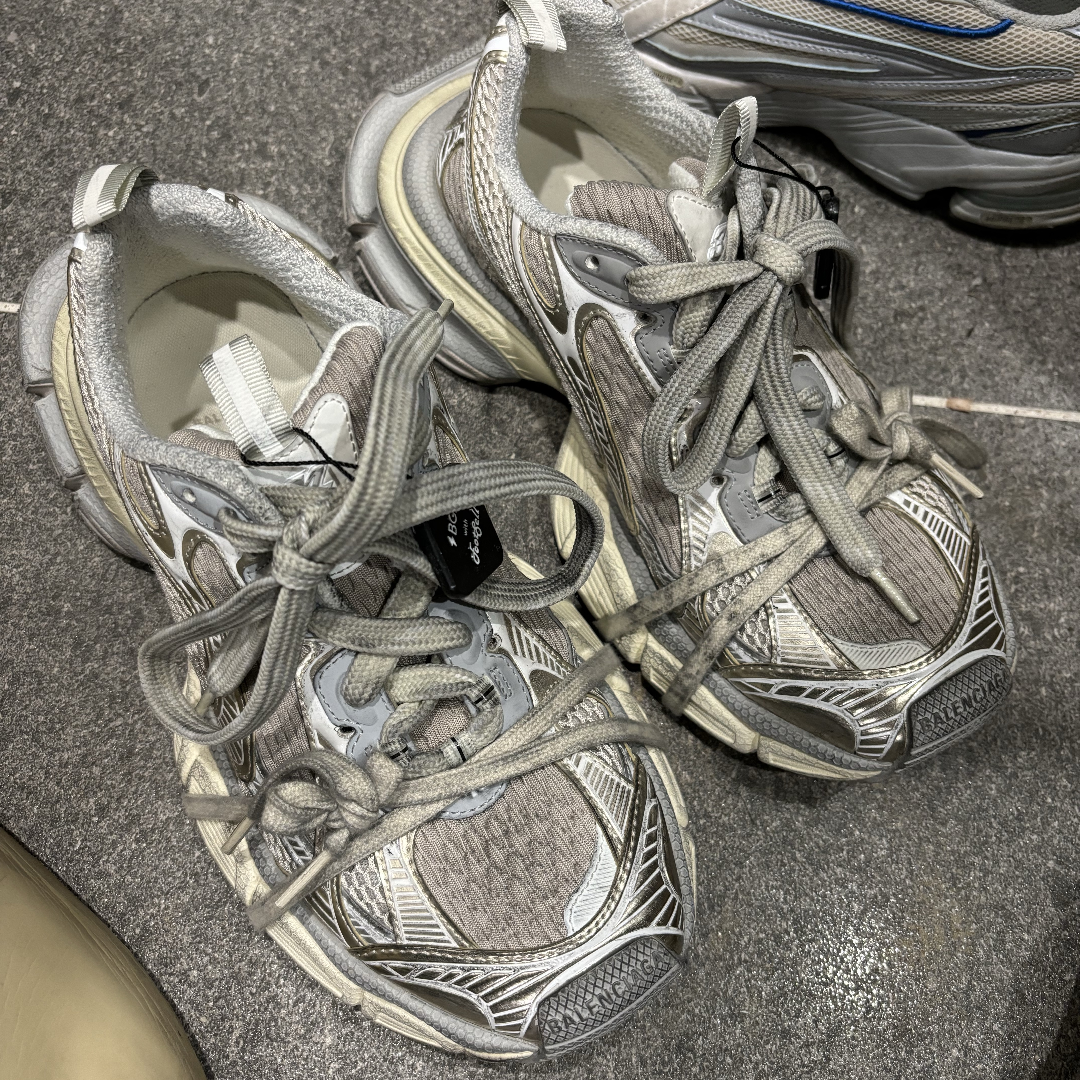 Balenciaga 3XL Sneakers Light Beige 착용 스타일