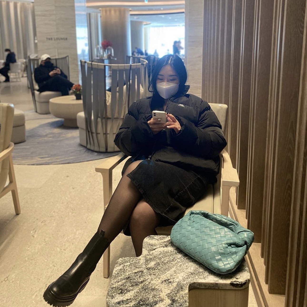 Balenciaga BB Monogram Puffer Black, Bottega Veneta Small Jodie Black 착용 스타일 - 2