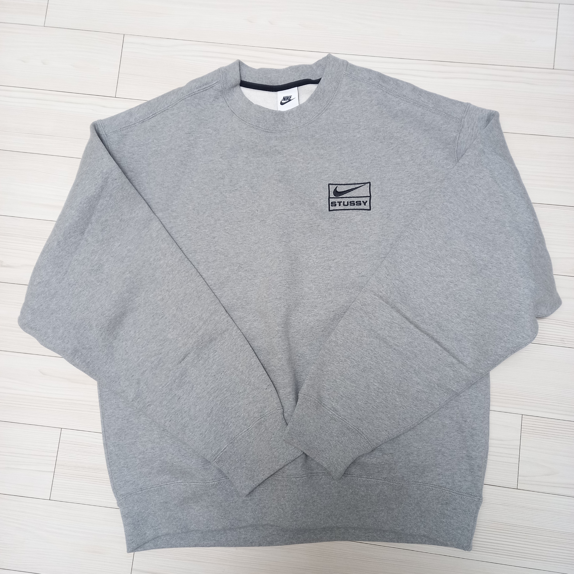 Nike x Stussy NRG Fleece Crewneck Dark Grey Heather (DO9337-063) 착용 스타일 - 1