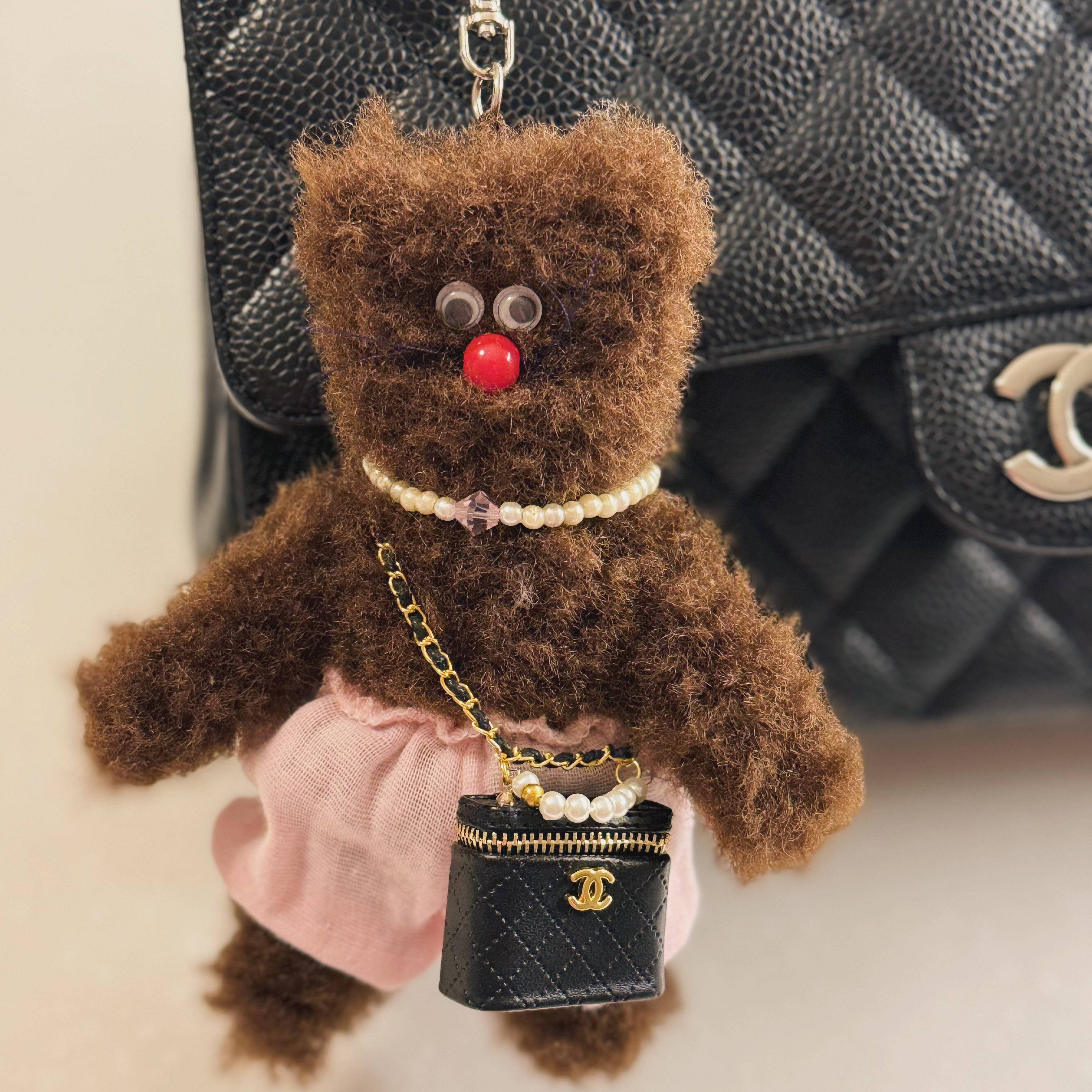 Monamhee Bred Keyring with Pink Pants Brown 착용 스타일