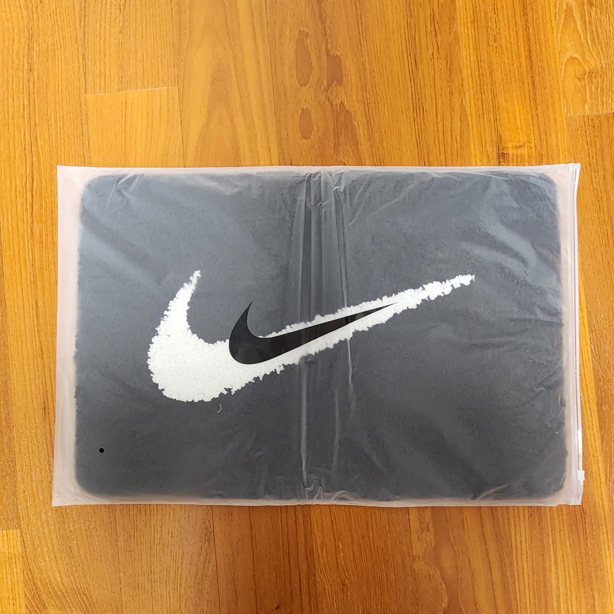 Nike Swoosh Rug Black White 착용 스타일