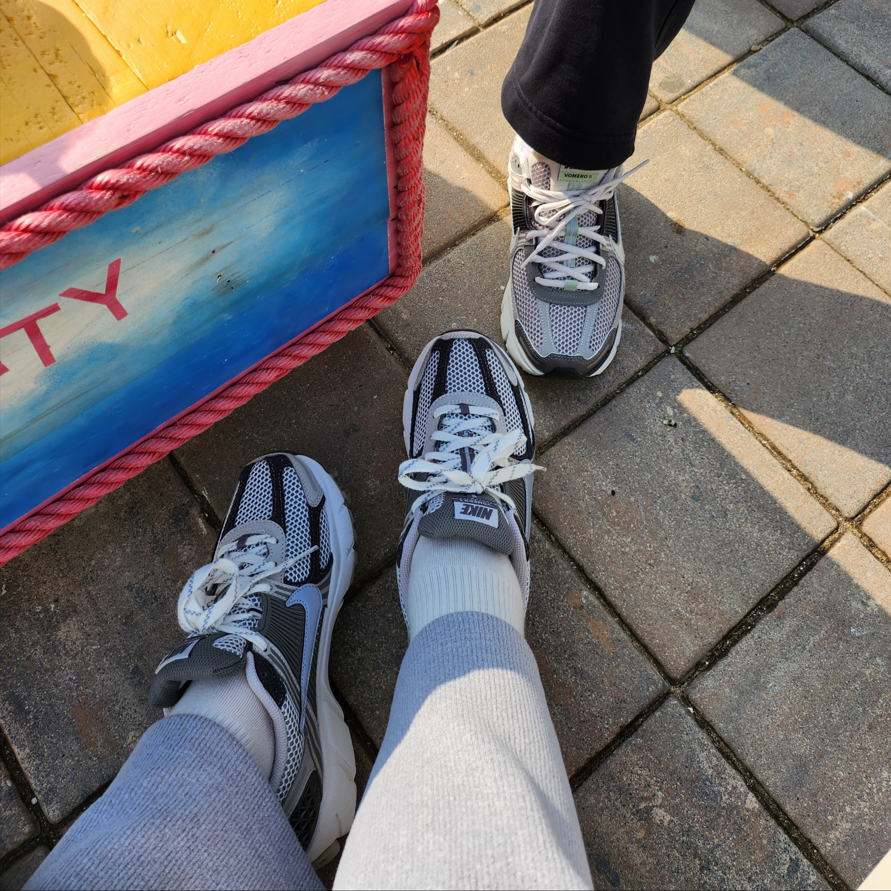 Nike Zoom Vomero 5 PRM Light Iron Ore and Flat Fewter 착용 스타일
