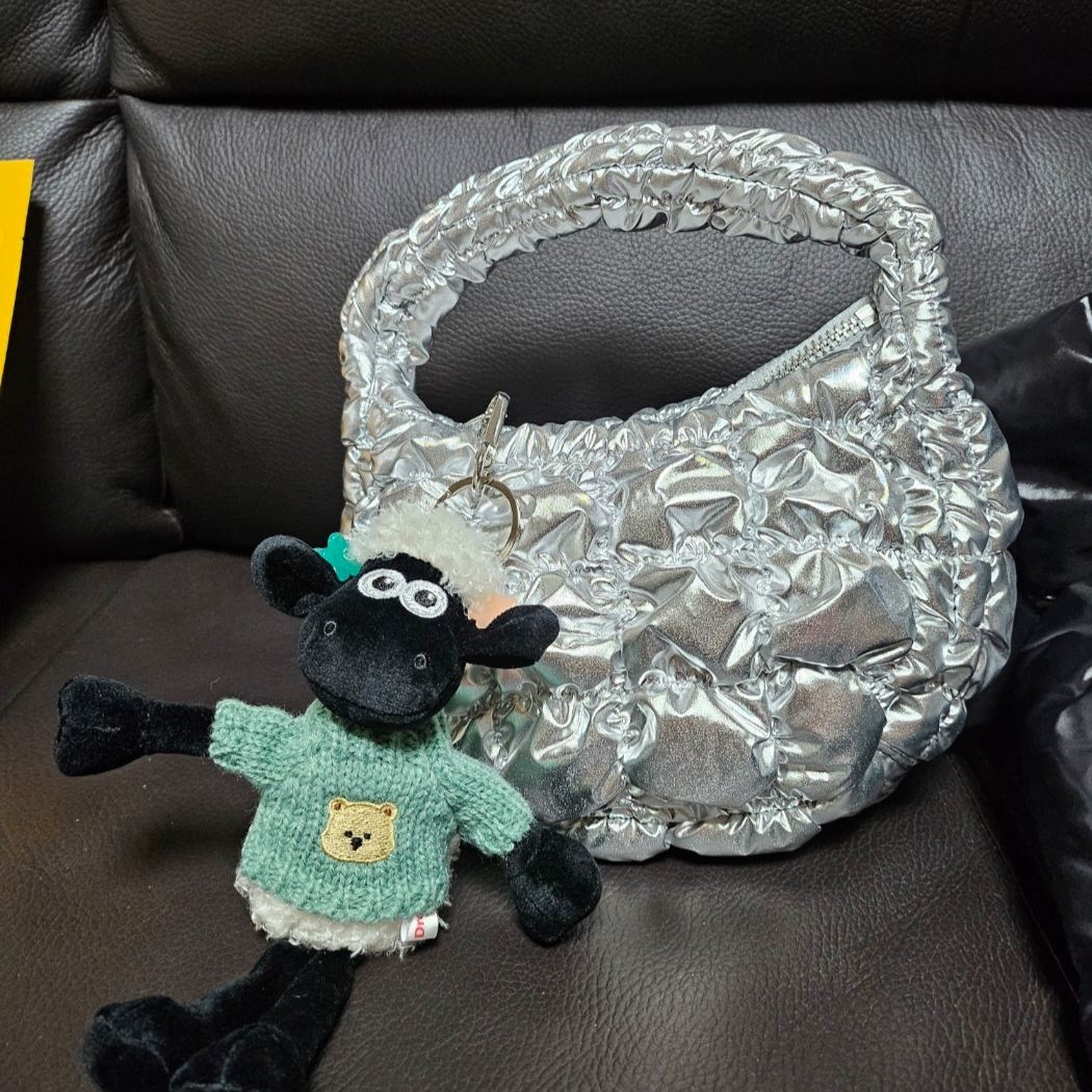 COS Quilted Micro Bag Silver 착용 스타일
