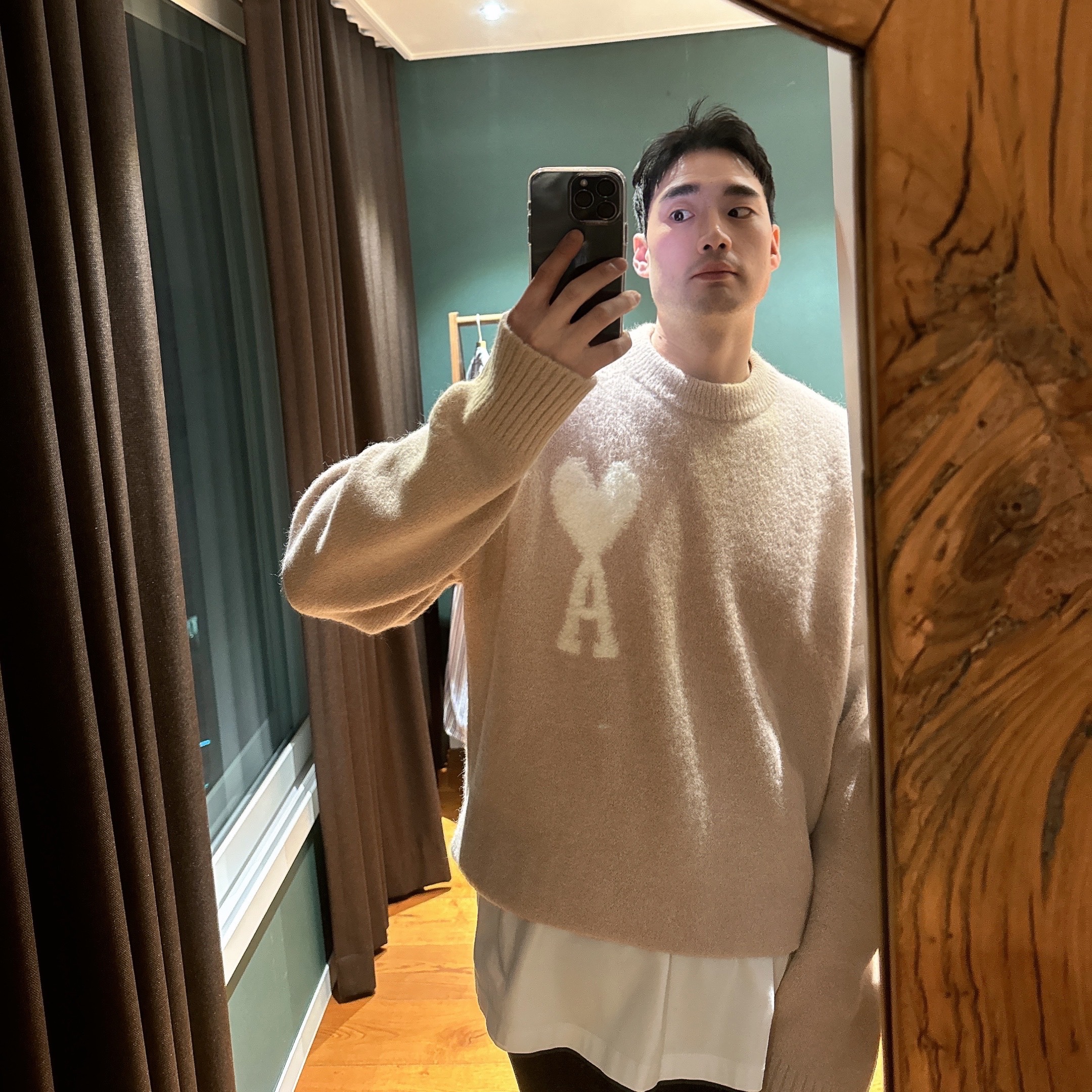 AMI de Coeu Cloudy Sweater Powder Pink Ivory 착용 스타일