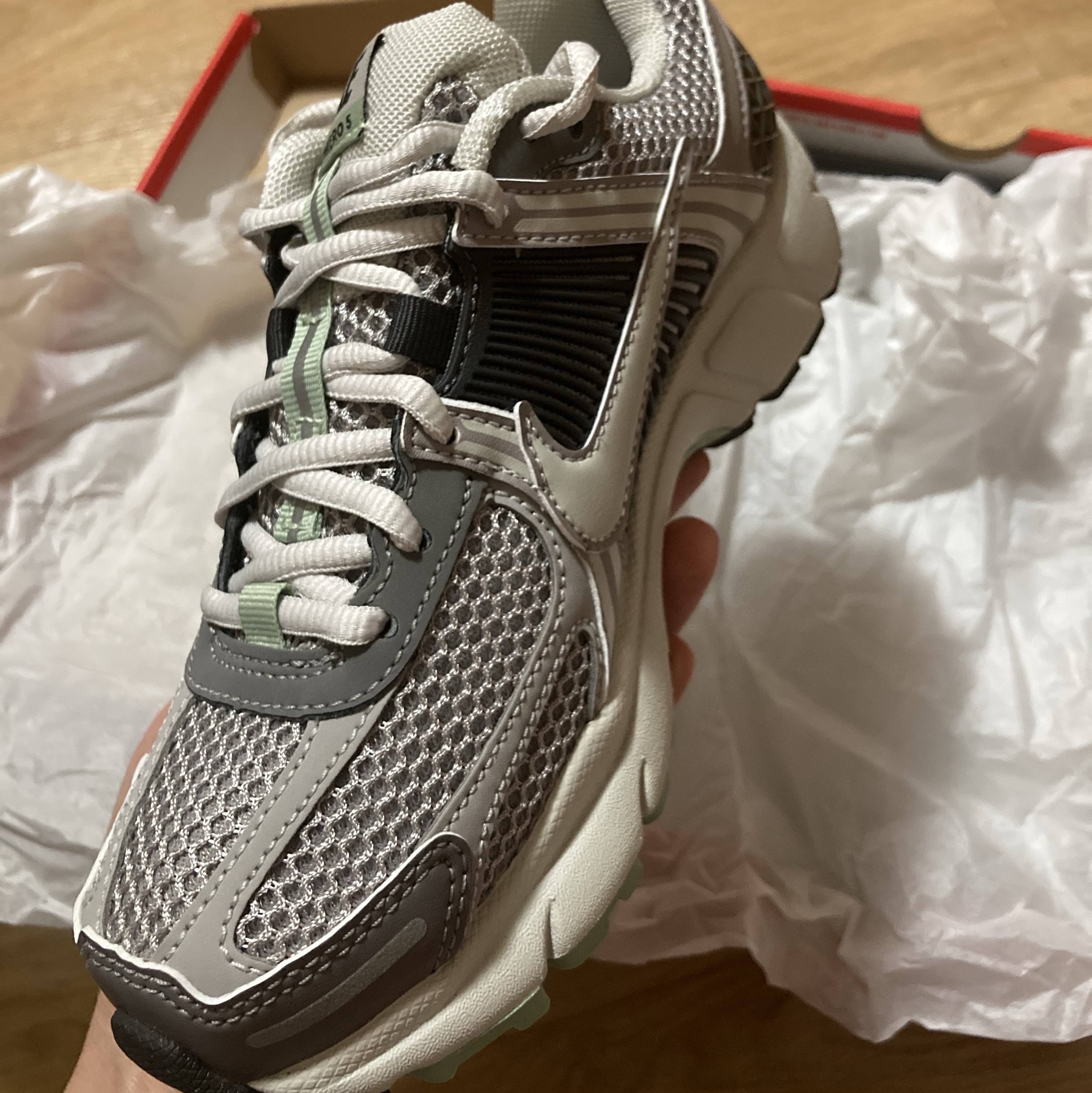 (W) Nike Zoom Vomero 5 Pale Ivory Sanddrift, (W) Nike Zoom Vomero 5 Cobblestone and Flat Pewter 착용 스타일 - 2