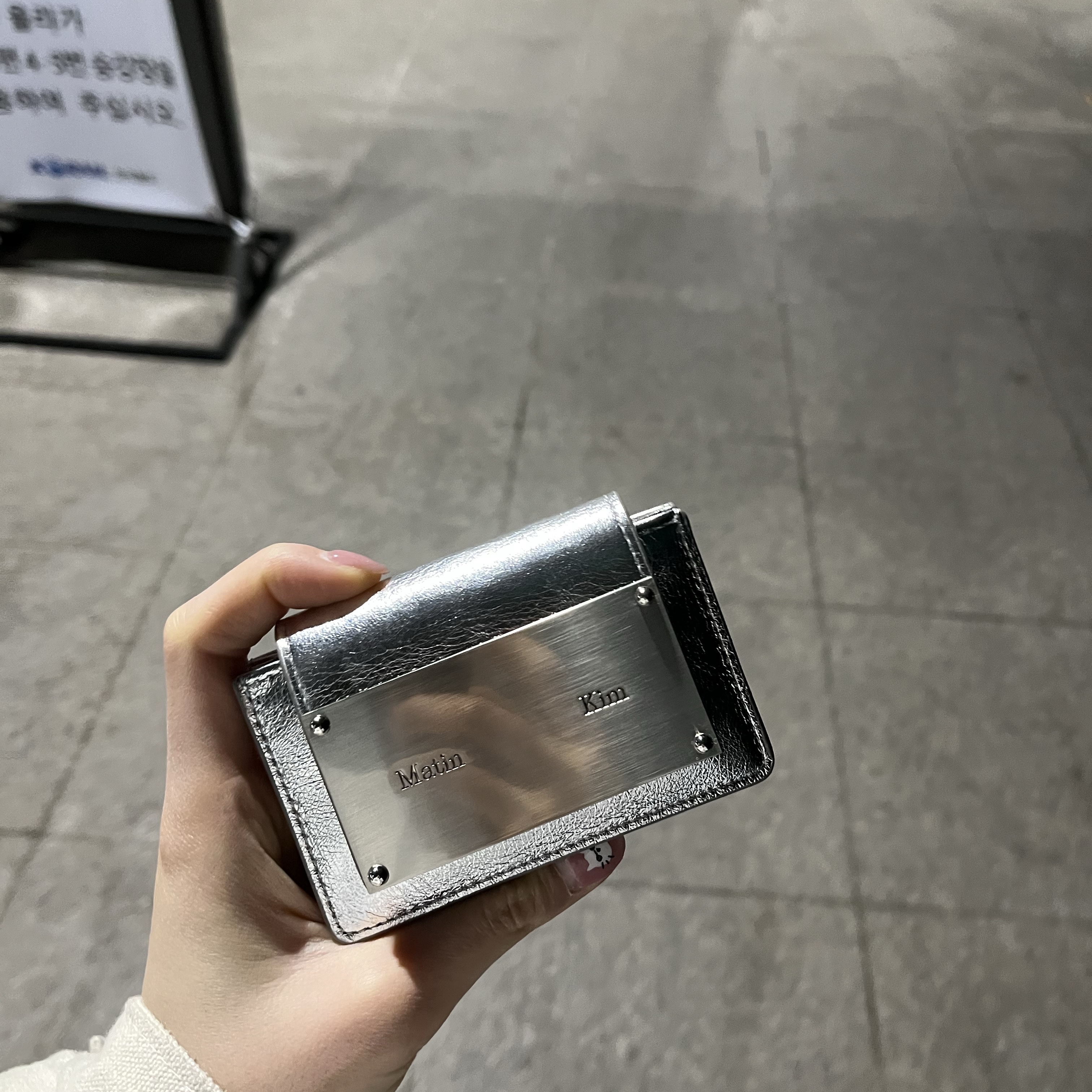 Matin Kim Accordion Wallet Silver 착용 스타일