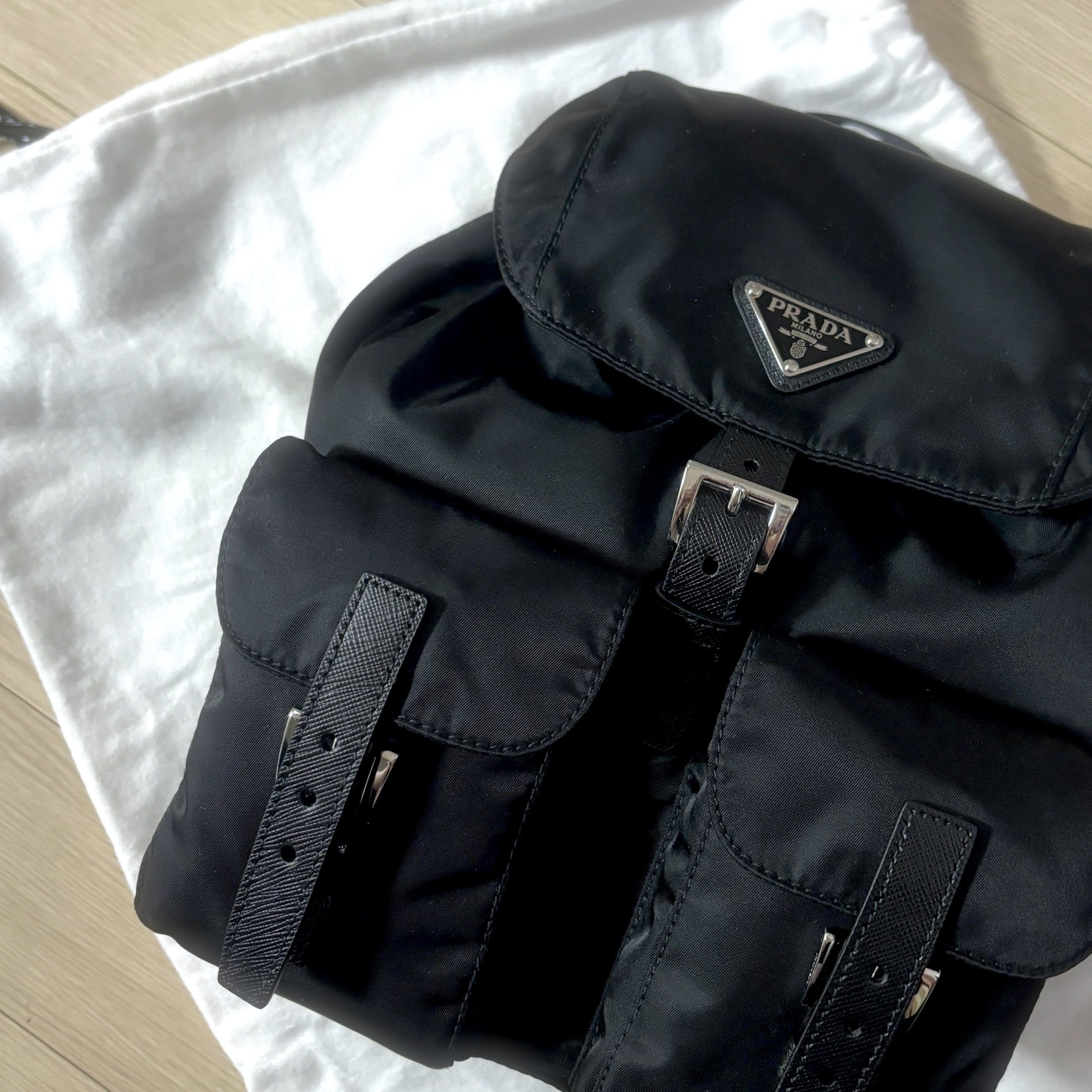 Prada Re-Nylon Small Backpack Black 착용 스타일