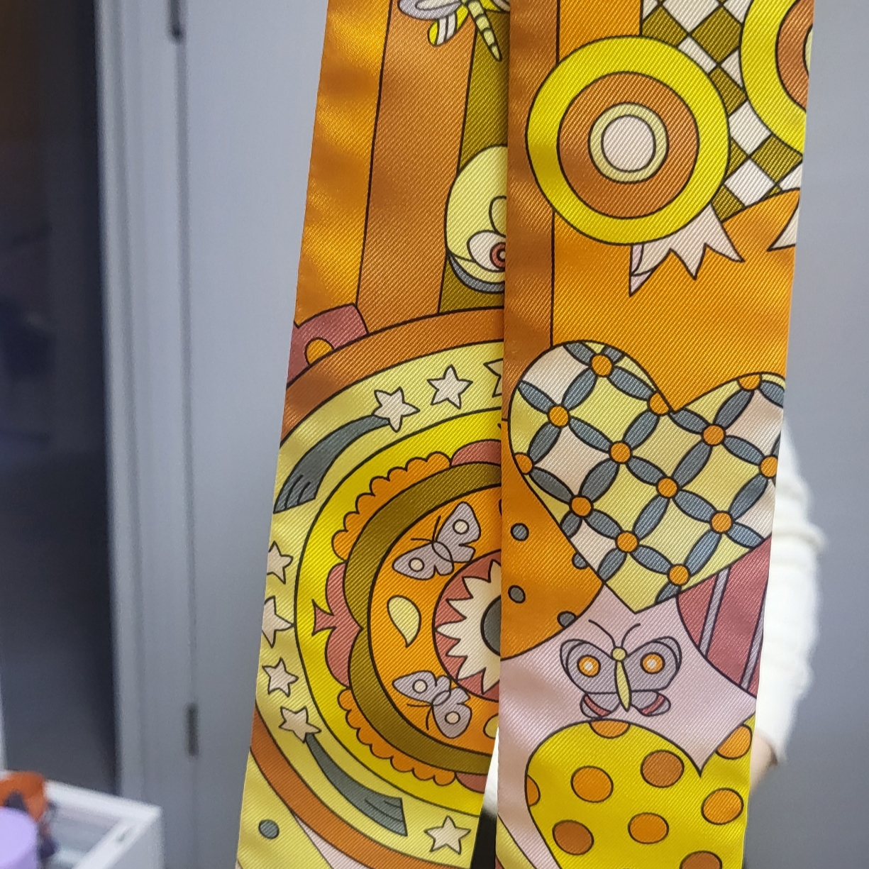 (W) Hermes Les Murmures de la Foret Twilly Orange Jaune Vif Vert De Gris 착용 스타일