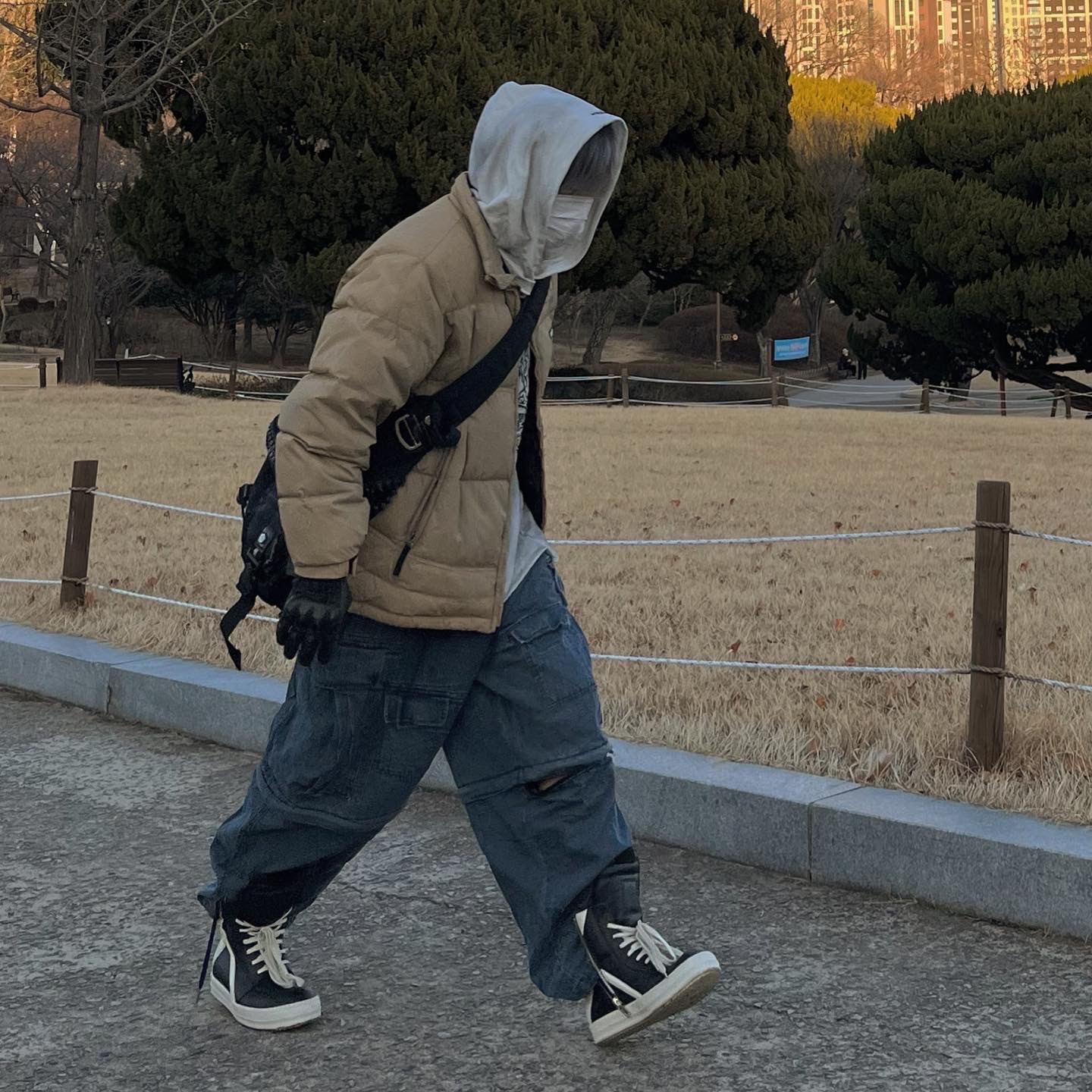 Rick Owens Geobasket Full Grain Calf Leather Strobe Sneakers Black Milk White 착용 스타일 - 2