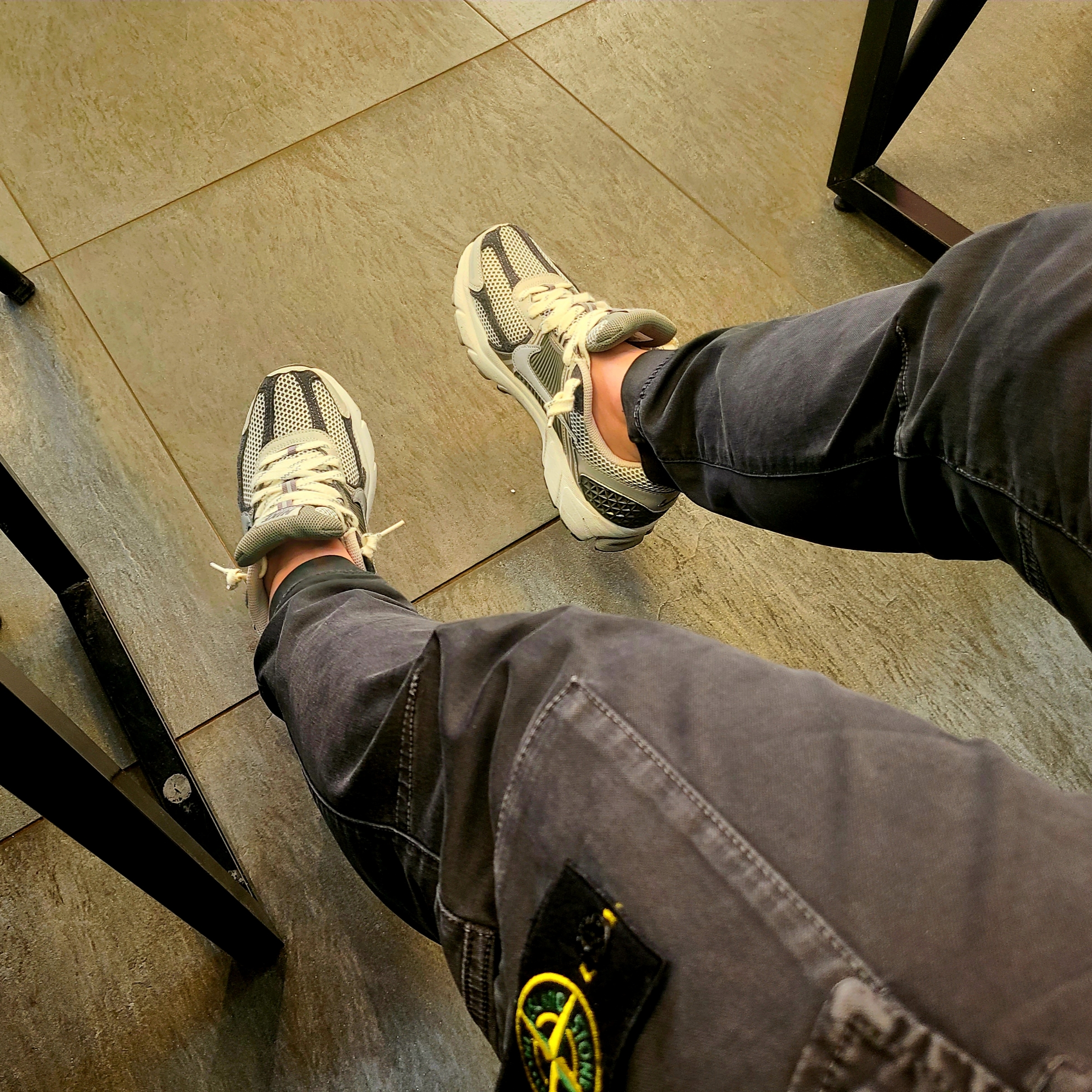 Nike Zoom Vomero 5 PRM Light Iron Ore and Flat Fewter 착용 스타일 - 1