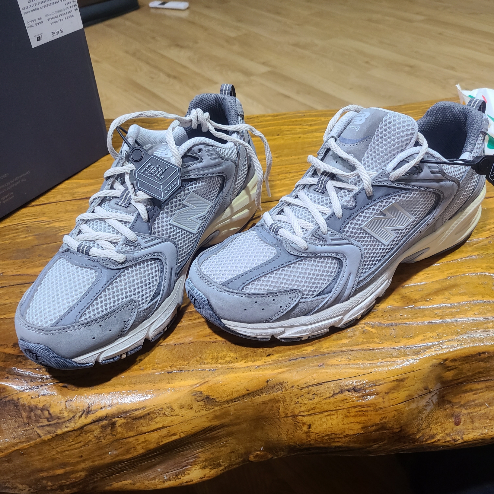 New Balance 530 Premium Vintage Grey Matter 착용 스타일