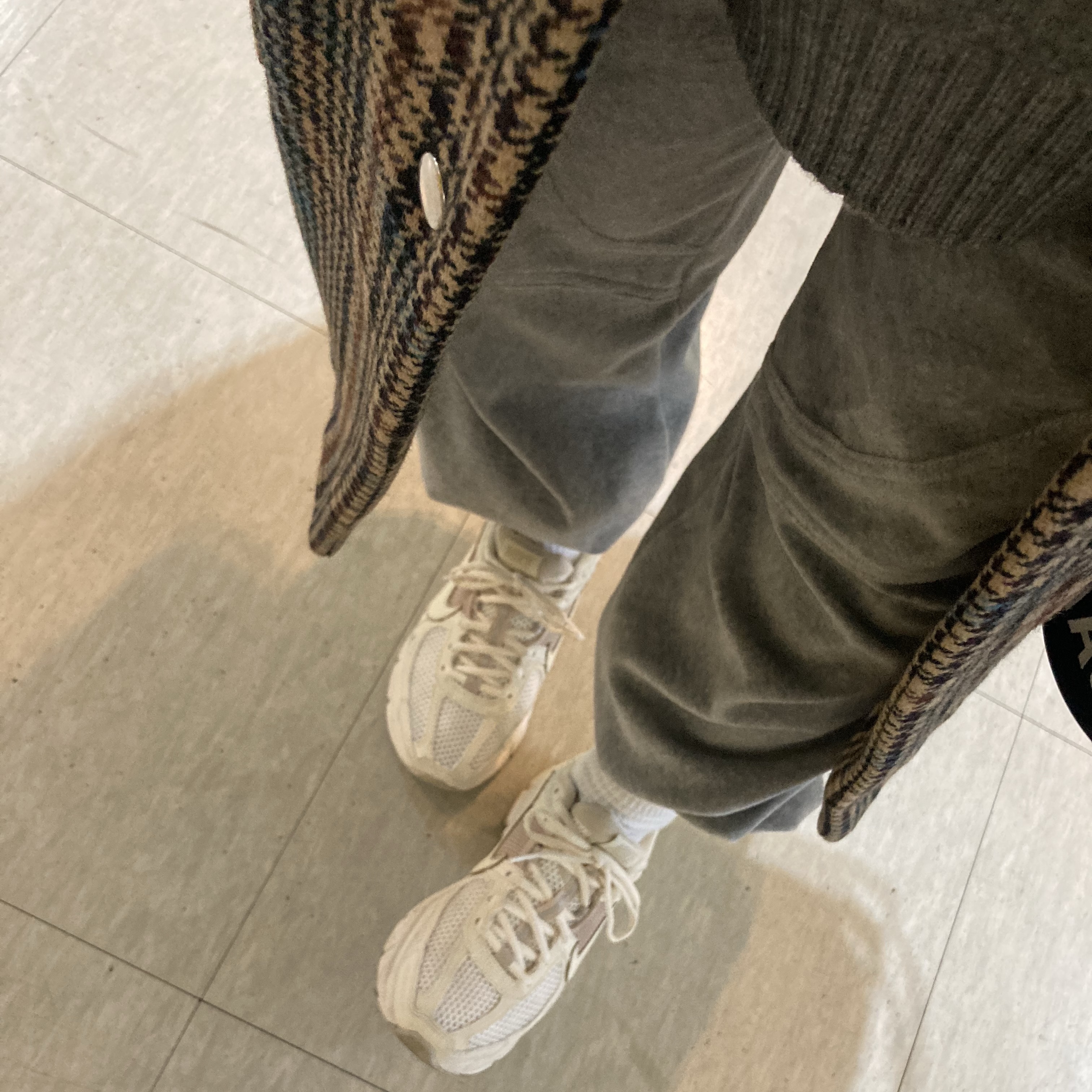 (W) Nike Zoom Vomero 5 Pale Ivory Sanddrift, (W) Nike Zoom Vomero 5 Cobblestone and Flat Pewter 착용 스타일 - 1