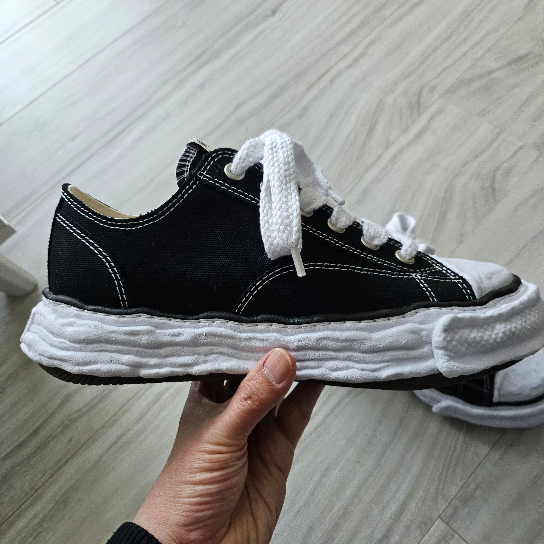 Maison Mihara Yasuhiro Peterson23 OG Sole Canvas Low-top Sneakers Black 착용 스타일 - 2