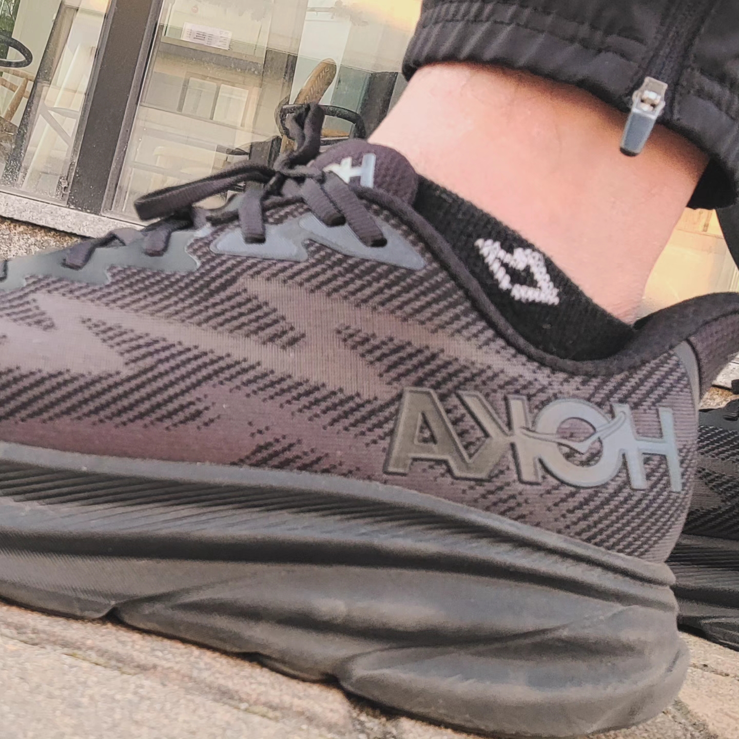 Hoka Clifton 9 Black - Wide 착용 스타일 - 2
