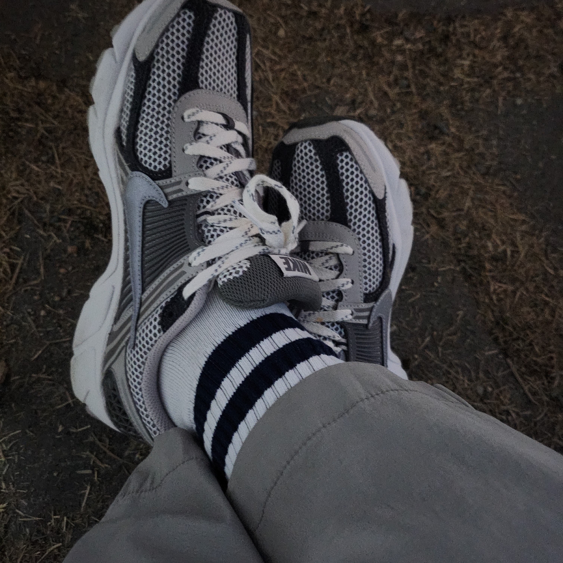 Nike Zoom Vomero 5 PRM Light Iron Ore and Flat Fewter 착용 스타일 - 2