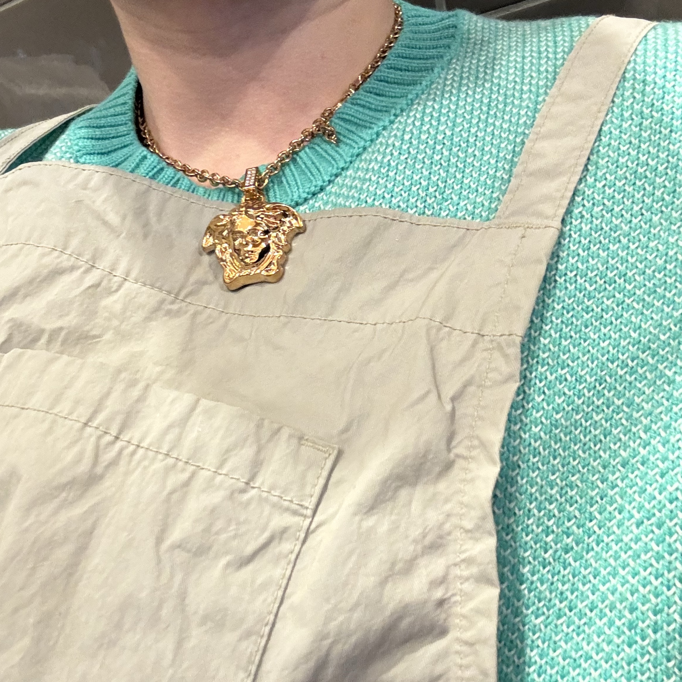 Versace Crystal La Medusa Necklace Gold 착용 스타일