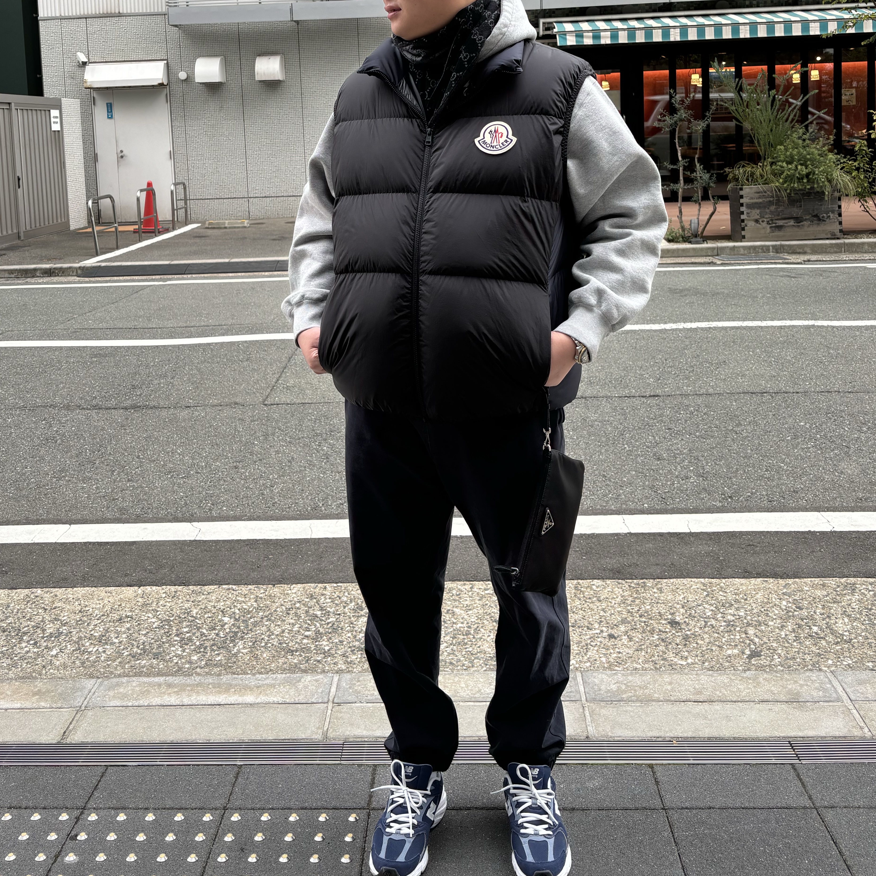 Moncler Almaz Down Gilet Black Navy Blue - 23FW, New Balance 530 Navy 착용 스타일