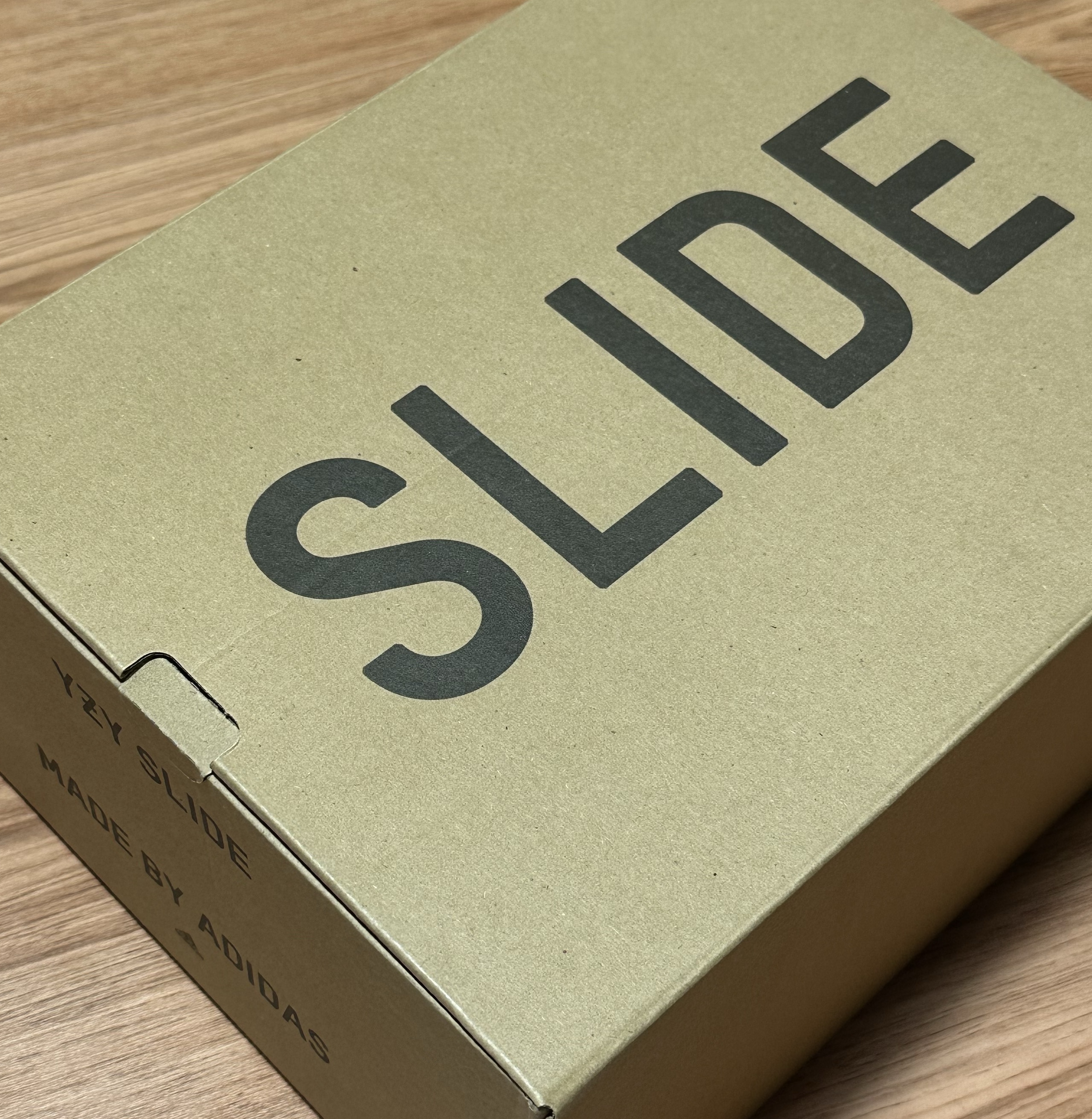 Adidas Yeezy Slide Onyx 착용 스타일 - 1