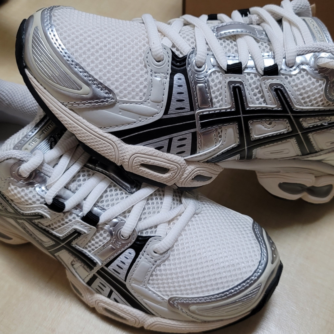 Asics Gel-Nimbus 9 Cream Black 착용 스타일 - 1