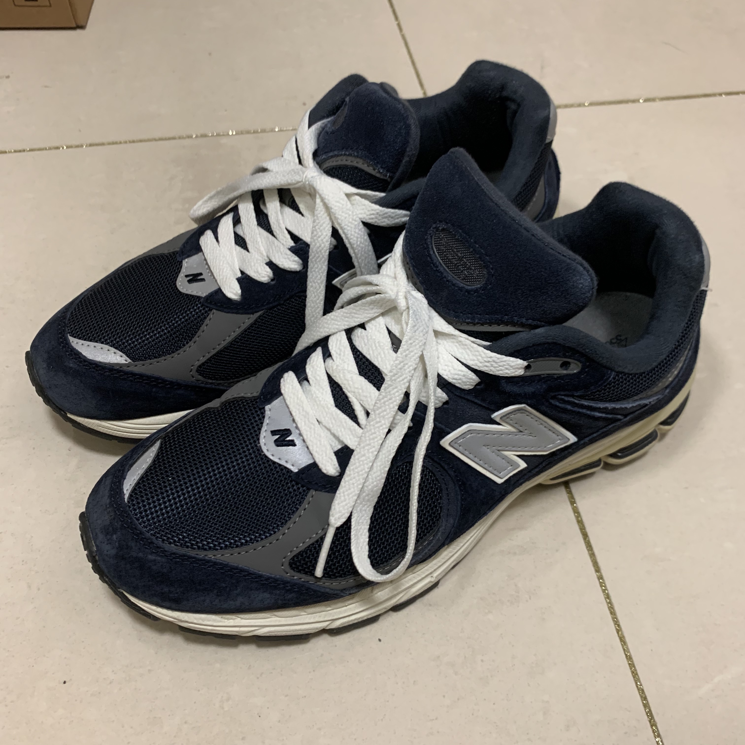 New Balance 2002R Eclipse Castlerock 착용 스타일