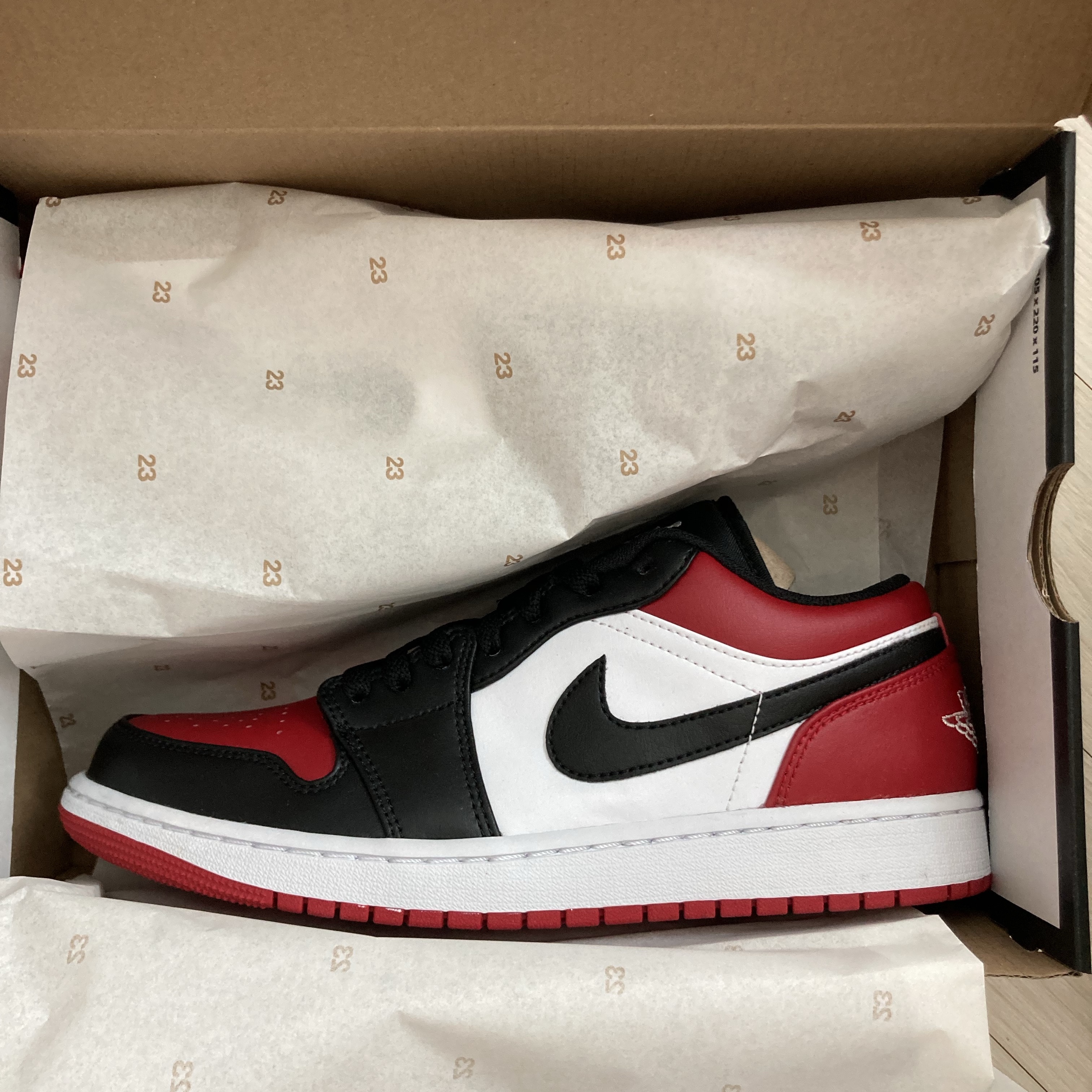Jordan 1 Low White Varsity Red 착용 스타일