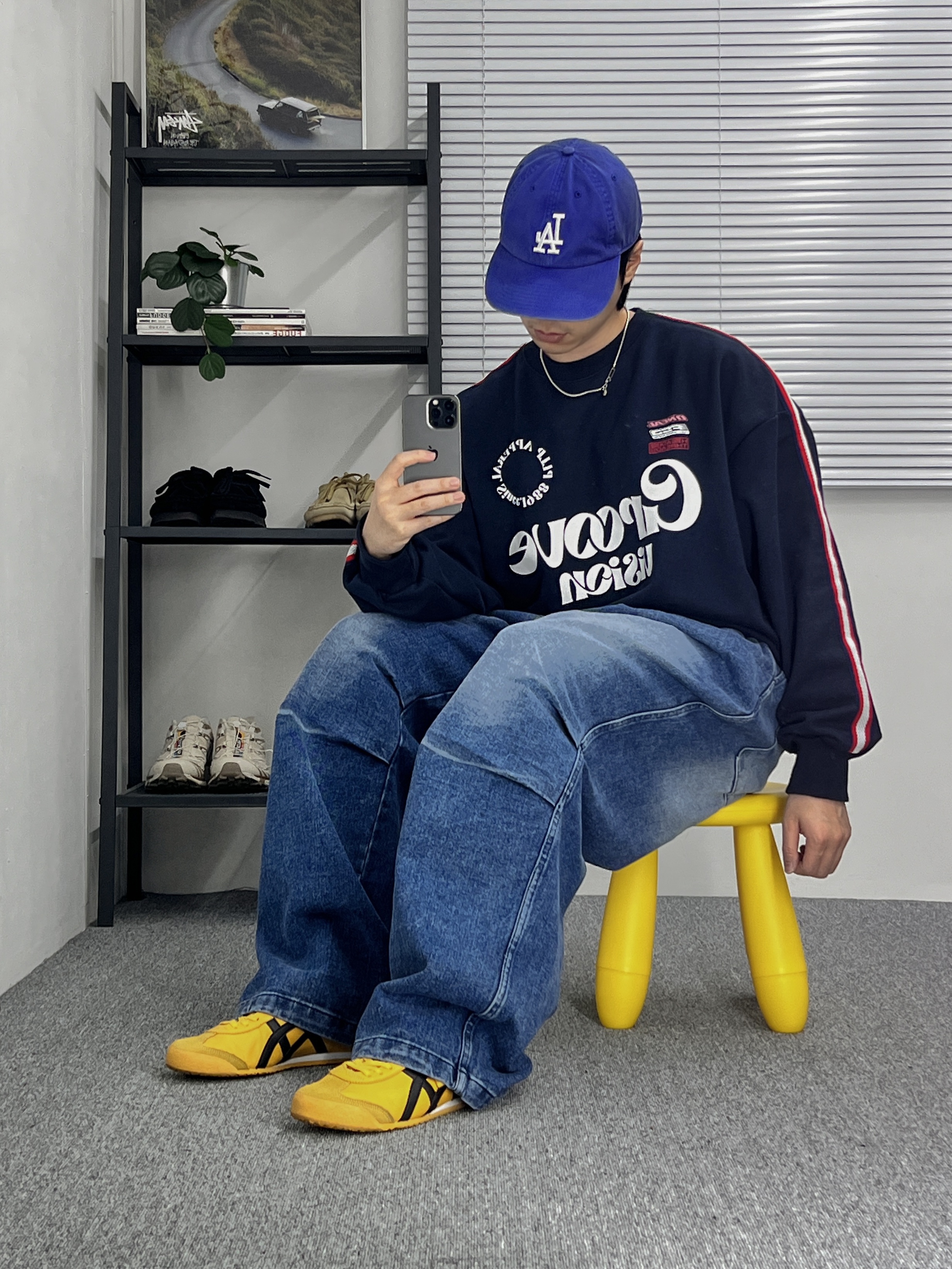오니츠카 타이거 멕시코 66 옐로우 블랙 착용 스타일 - 2