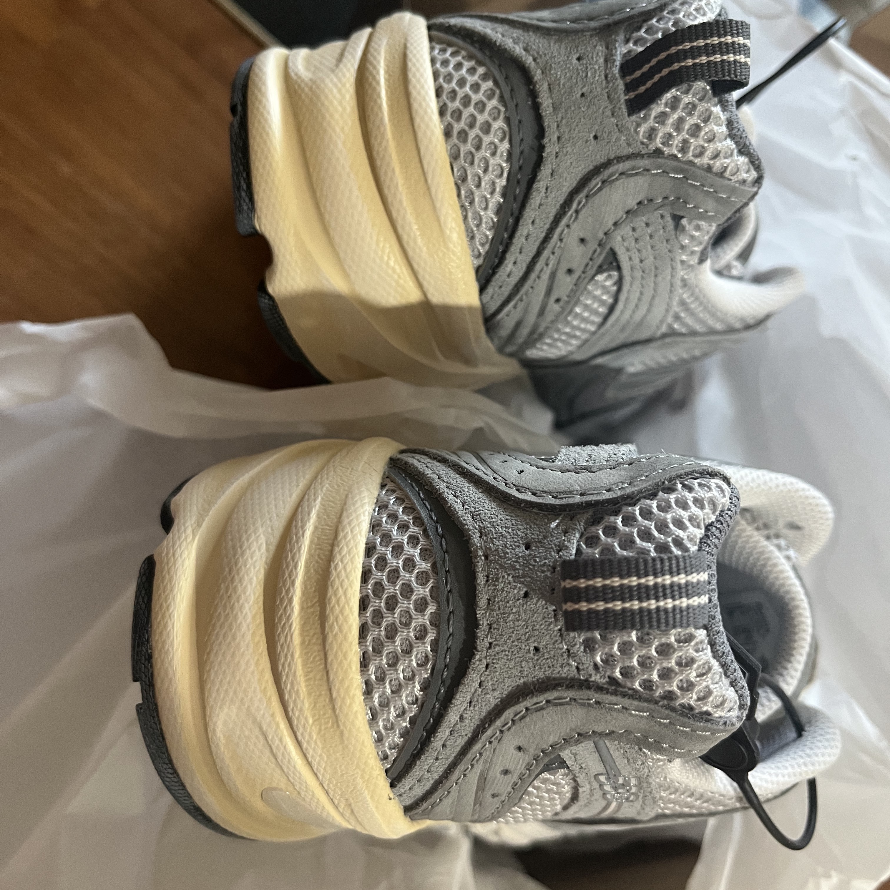 New Balance 530 Premium Vintage Grey Matter 착용 스타일 - 1