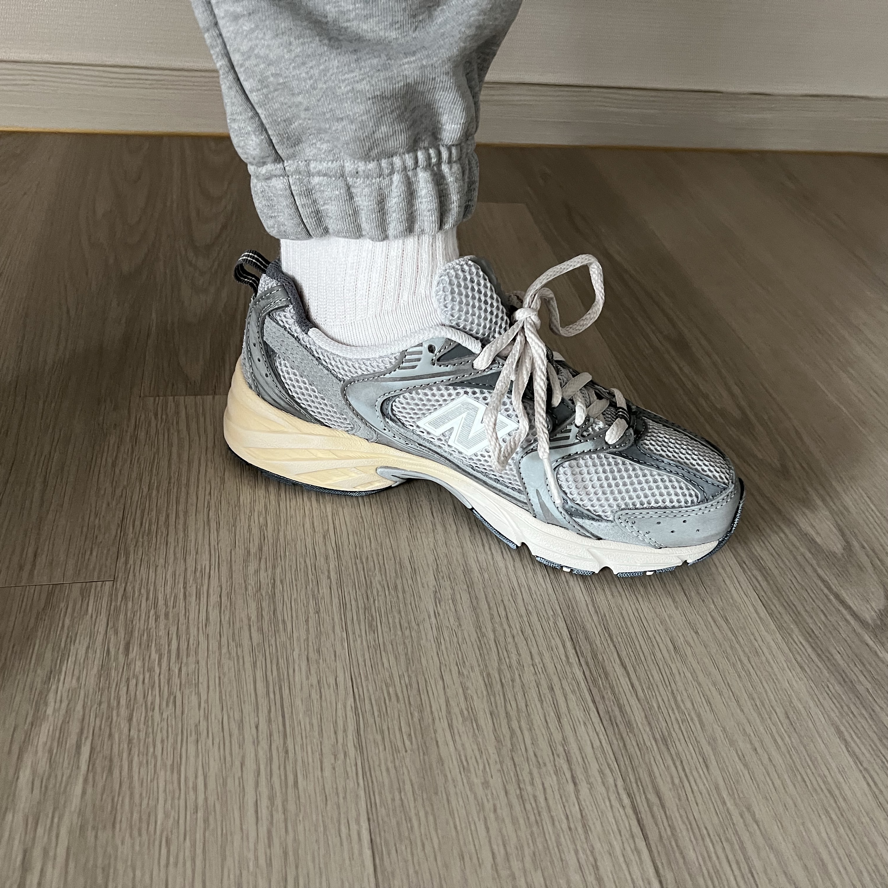 New Balance 530 Premium Vintage Grey Matter 착용 스타일 - 3
