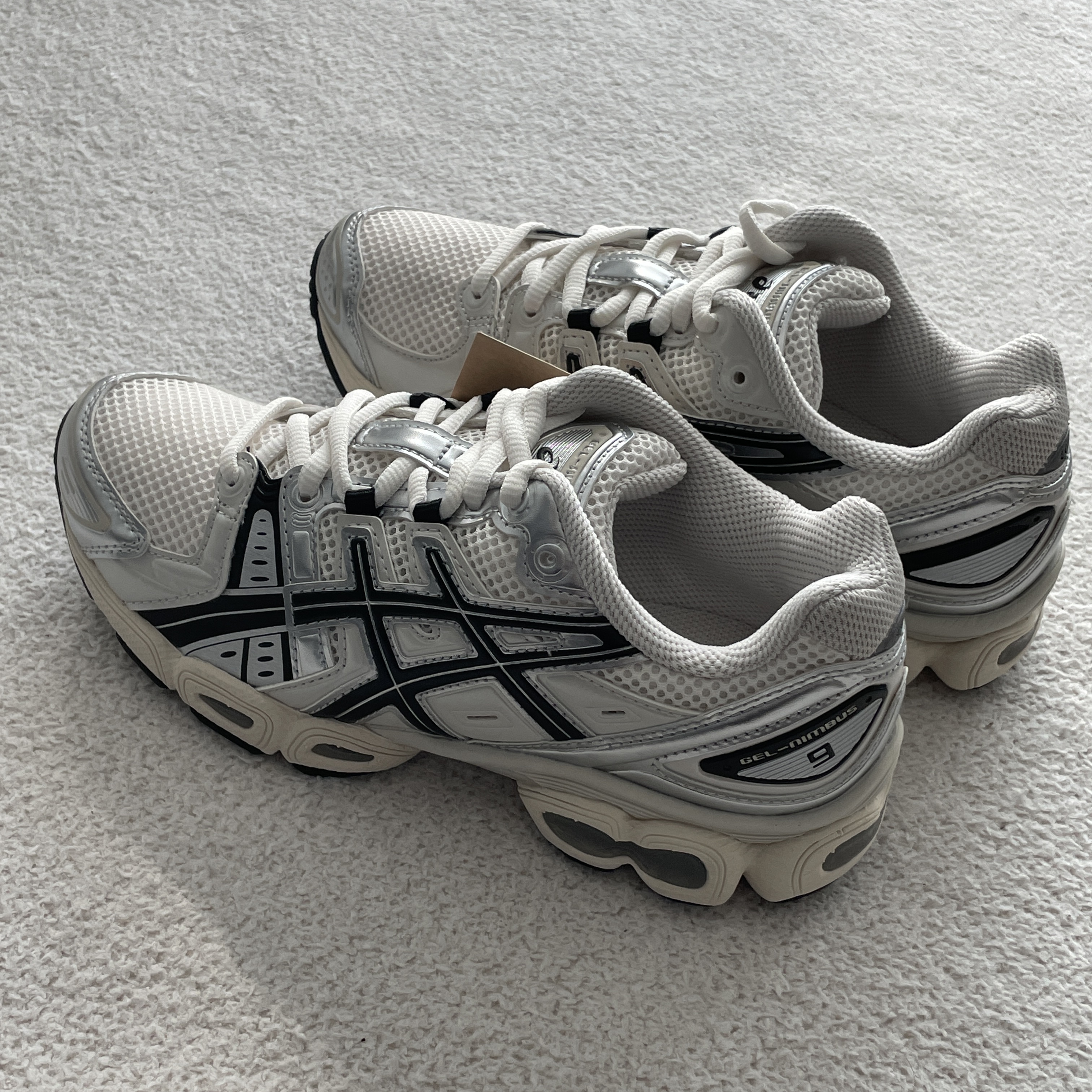 Asics Gel-Nimbus 9 Cream Black 착용 스타일 - 1