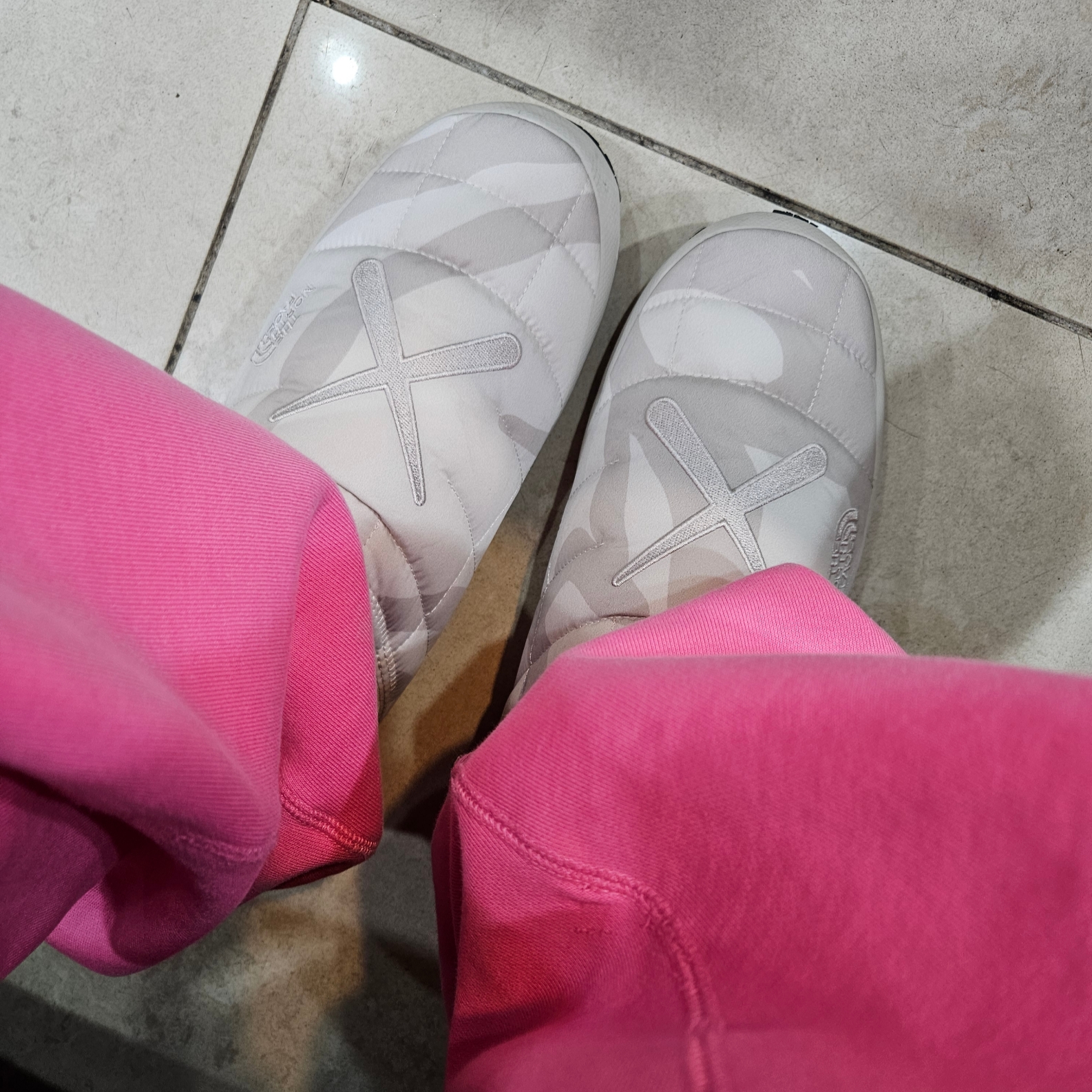 The North Face x Kaws Thermoball Traction Mule VP Moonlight Ivory Print - 22FW, Nike x Stussy NRG Washed Fleece Pants Lotus PInk (DO5296-670) 착용 스타일