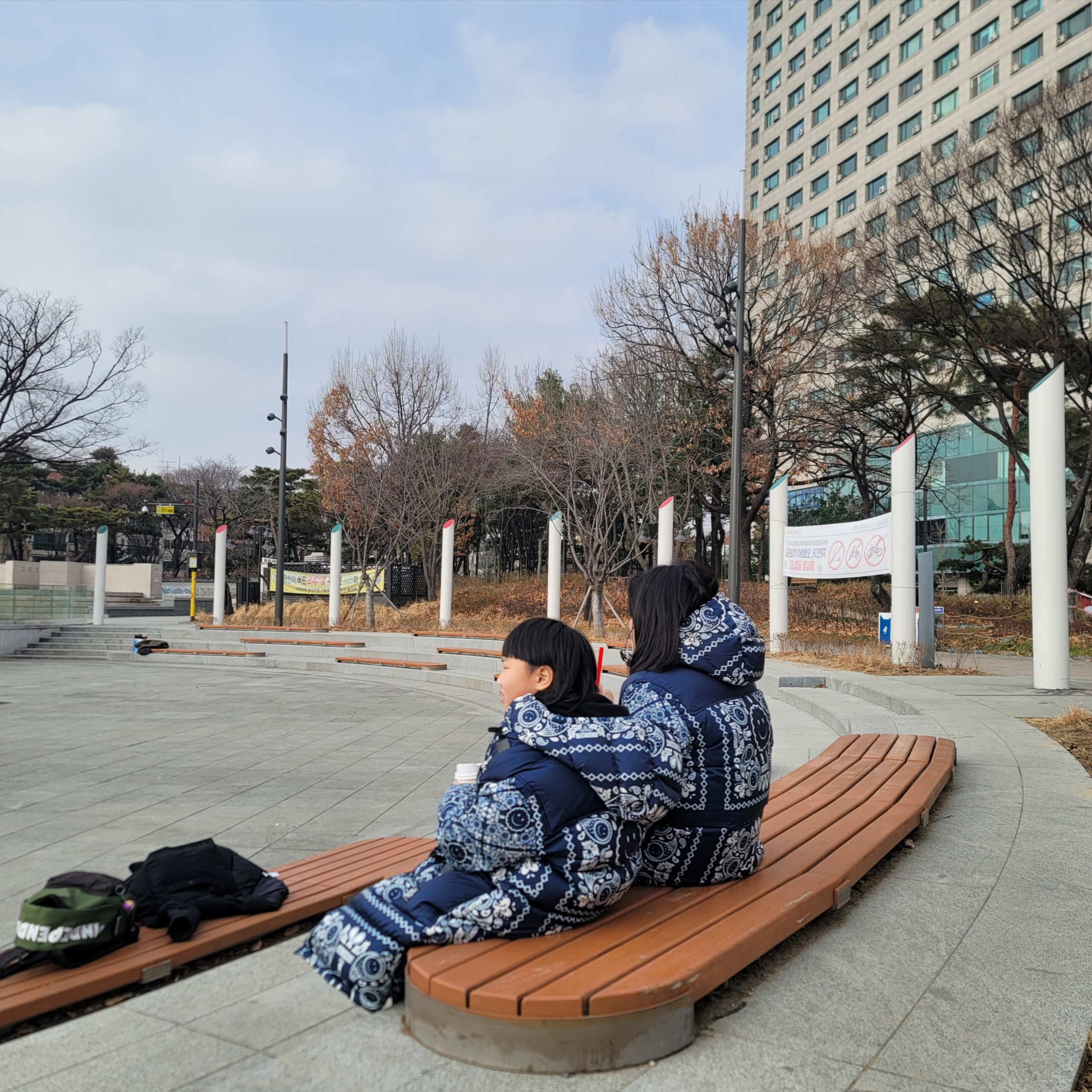 The North Face x Kaws 1996 Nuptse Jacket Moonlight Ivory, (PS) Nike Dunk Low Football Grey Mineral Teal 착용 스타일 - 2
