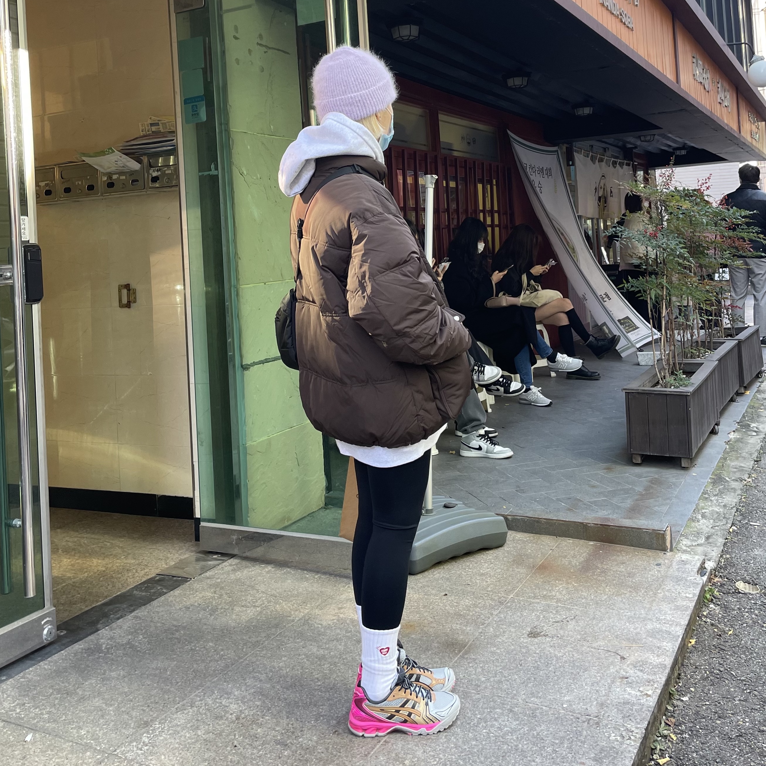 (W) Asics UB1-S Gel-Kayano 14 Pink, (W) IAB Studio Leggings Black 착용 스타일 - 1