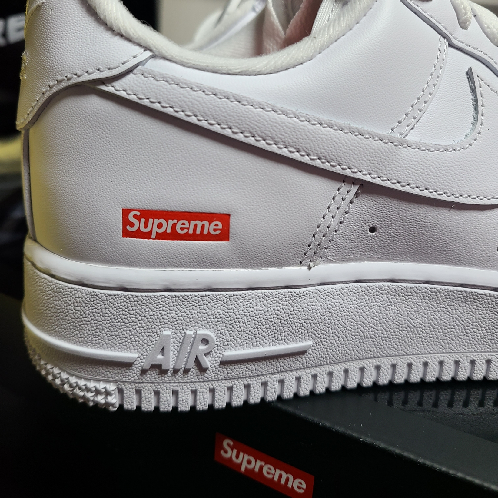 Nike x Supreme Air Force 1 Low White 착용 스타일 - 1