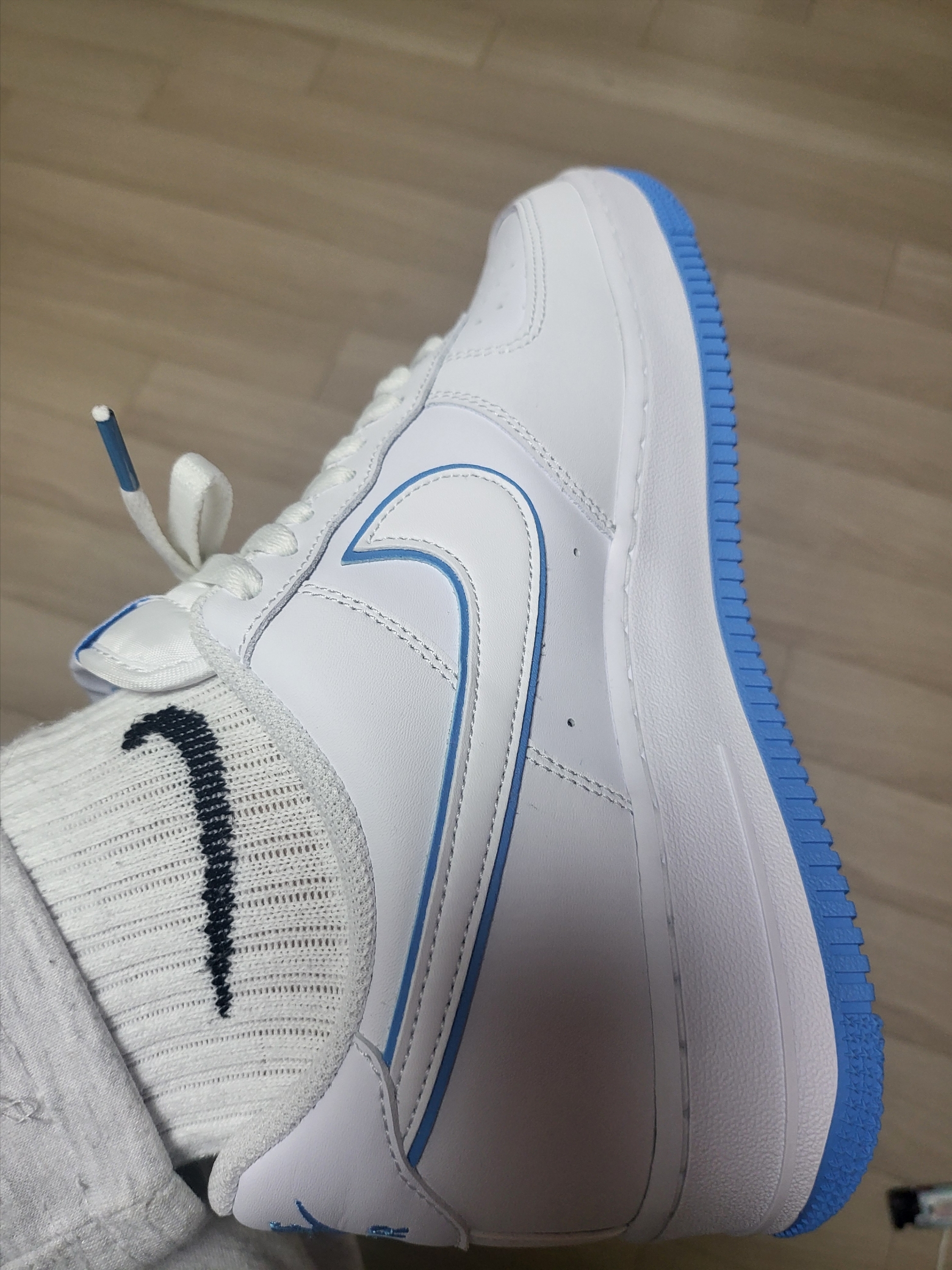 Nike Air Force 1 '07 White University Blue 착용 스타일 - 2