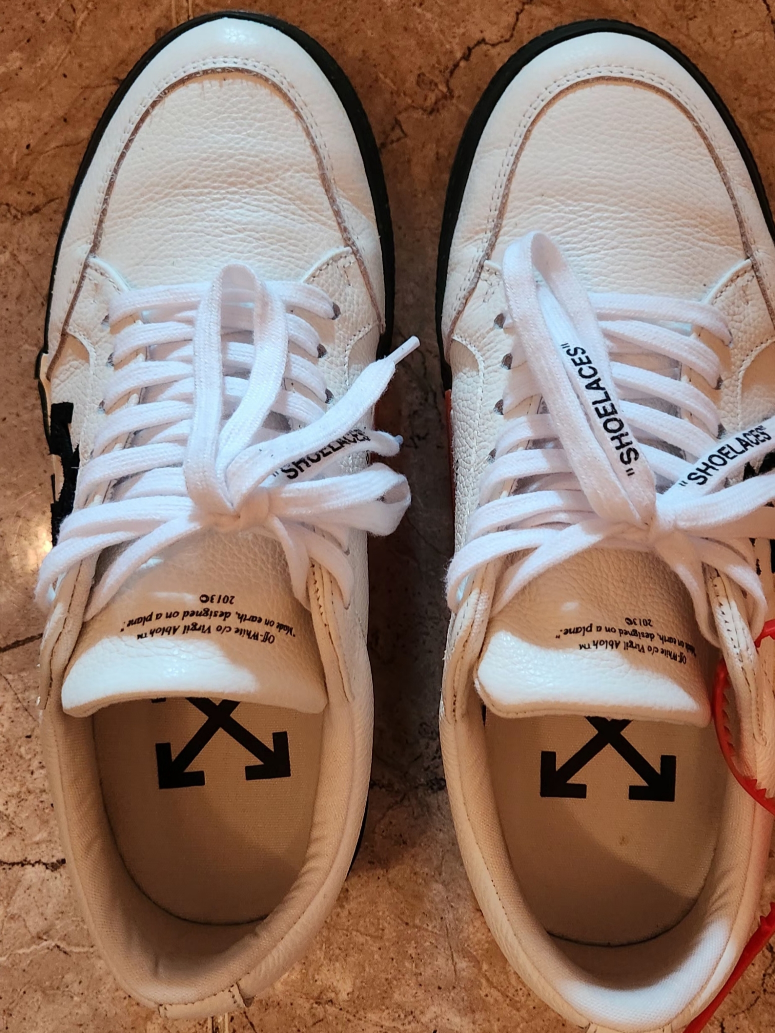 Off-White Arrow Low Vulcanized Sneakers White Black - 20SS 착용 스타일