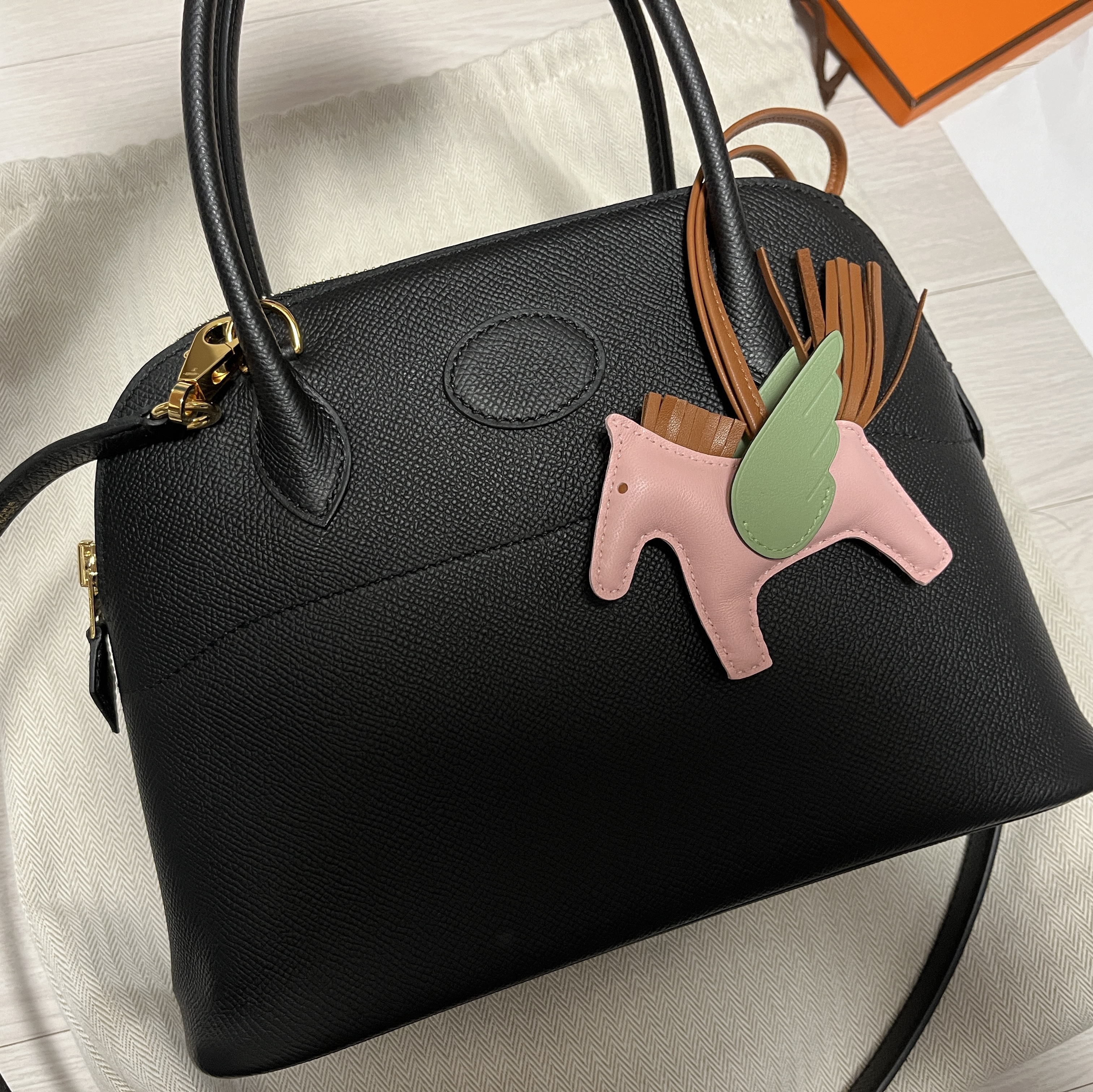 Hermes Bolide 27 Bag Epsom & Gold Noir 착용 스타일