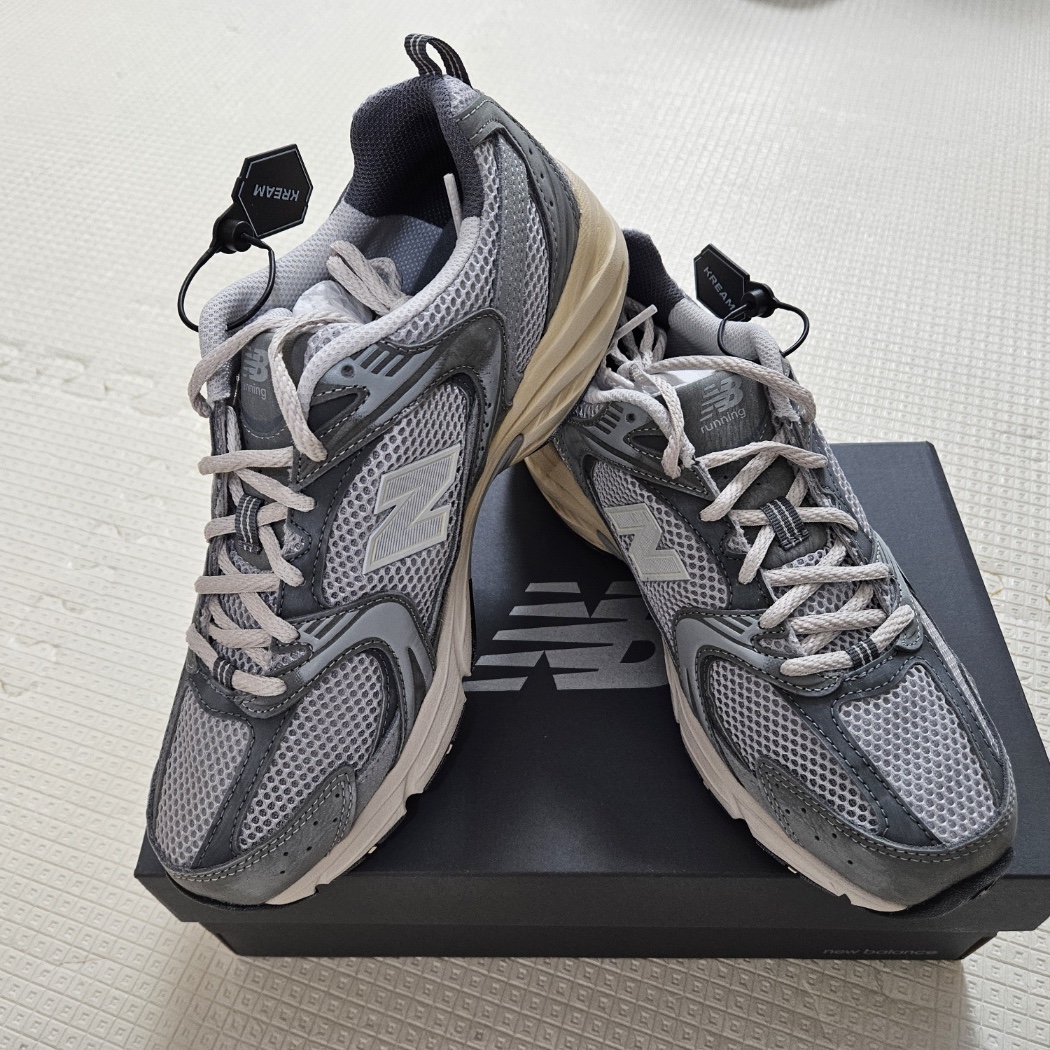New Balance 530 Premium Vintage Grey Matter 착용 스타일