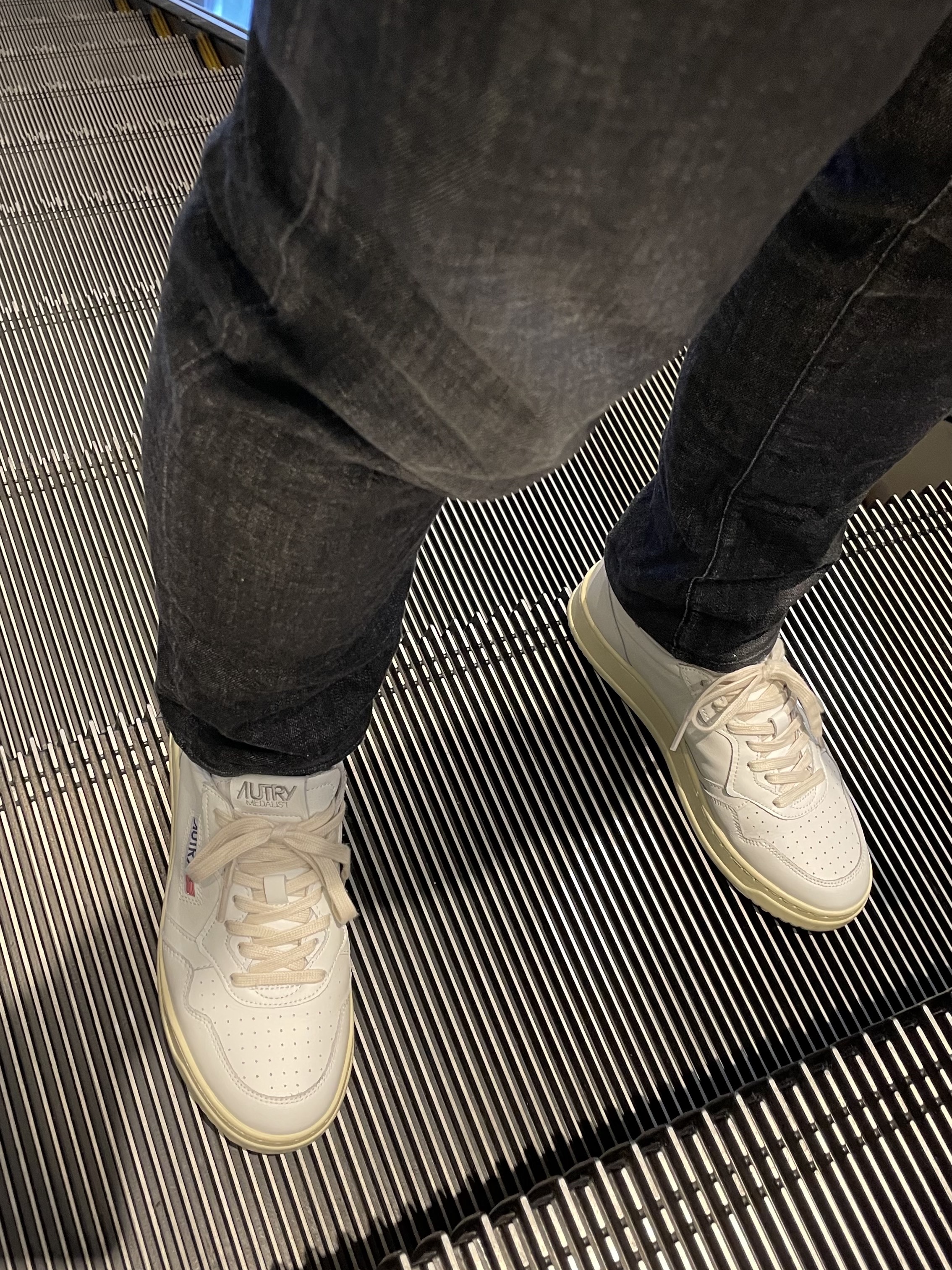 Autry Medalist Low Leather Sneakers White 착용 스타일 - 3
