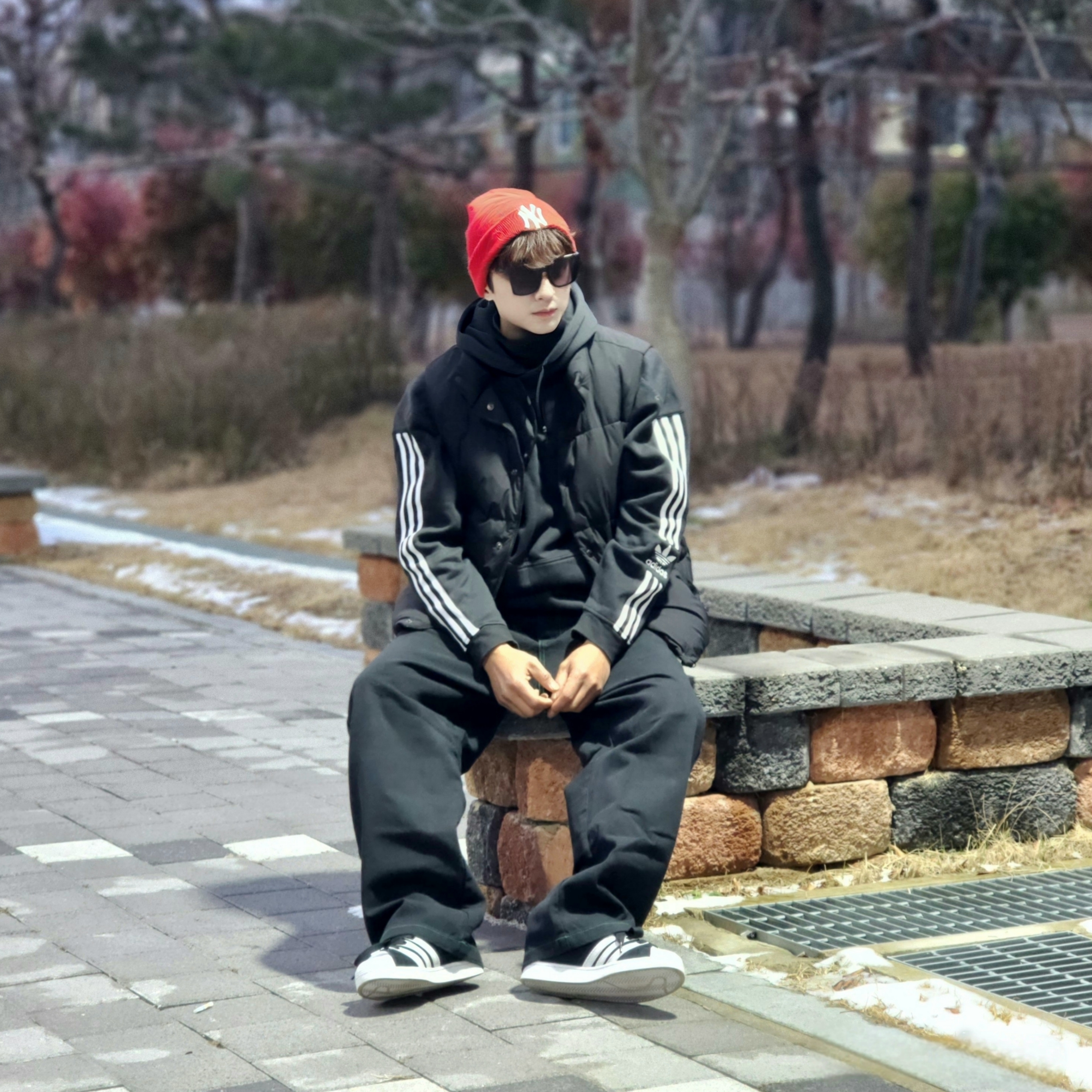 Adidas Superstar Supermodified Core Black Cloud White 착용 스타일 - 2