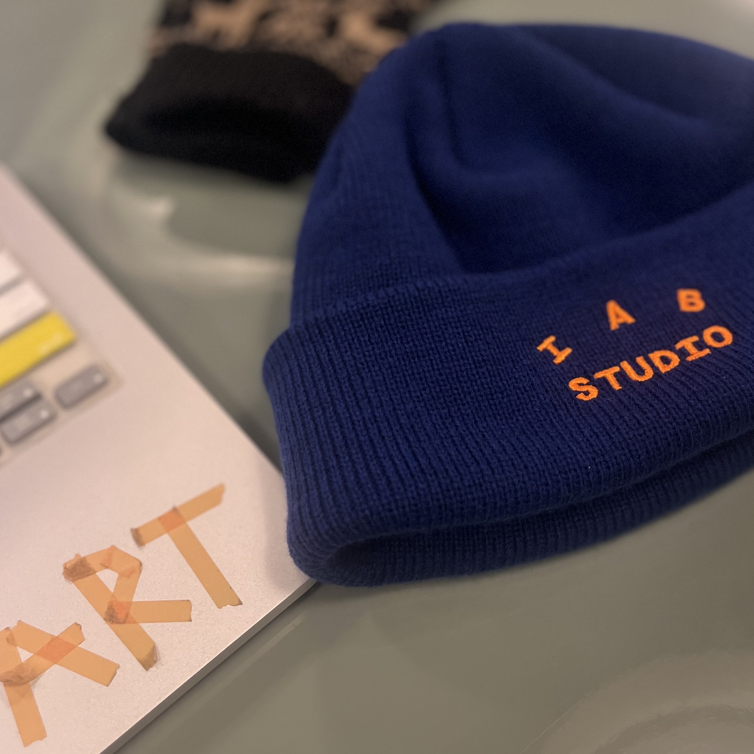IAB Studio Beanie Blueberry Orange 착용 스타일