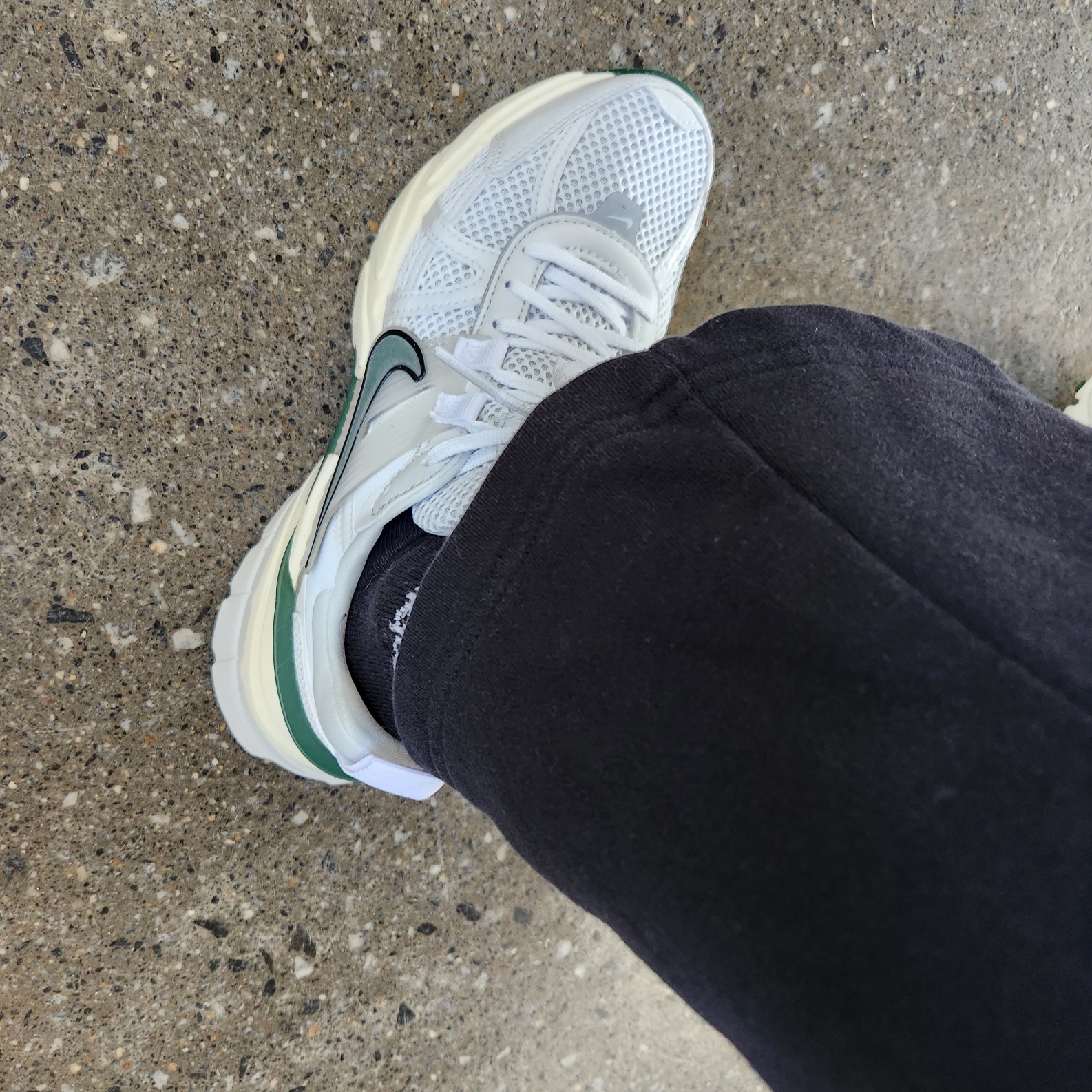 Nike V2K Run White Fir 착용 스타일 - 2