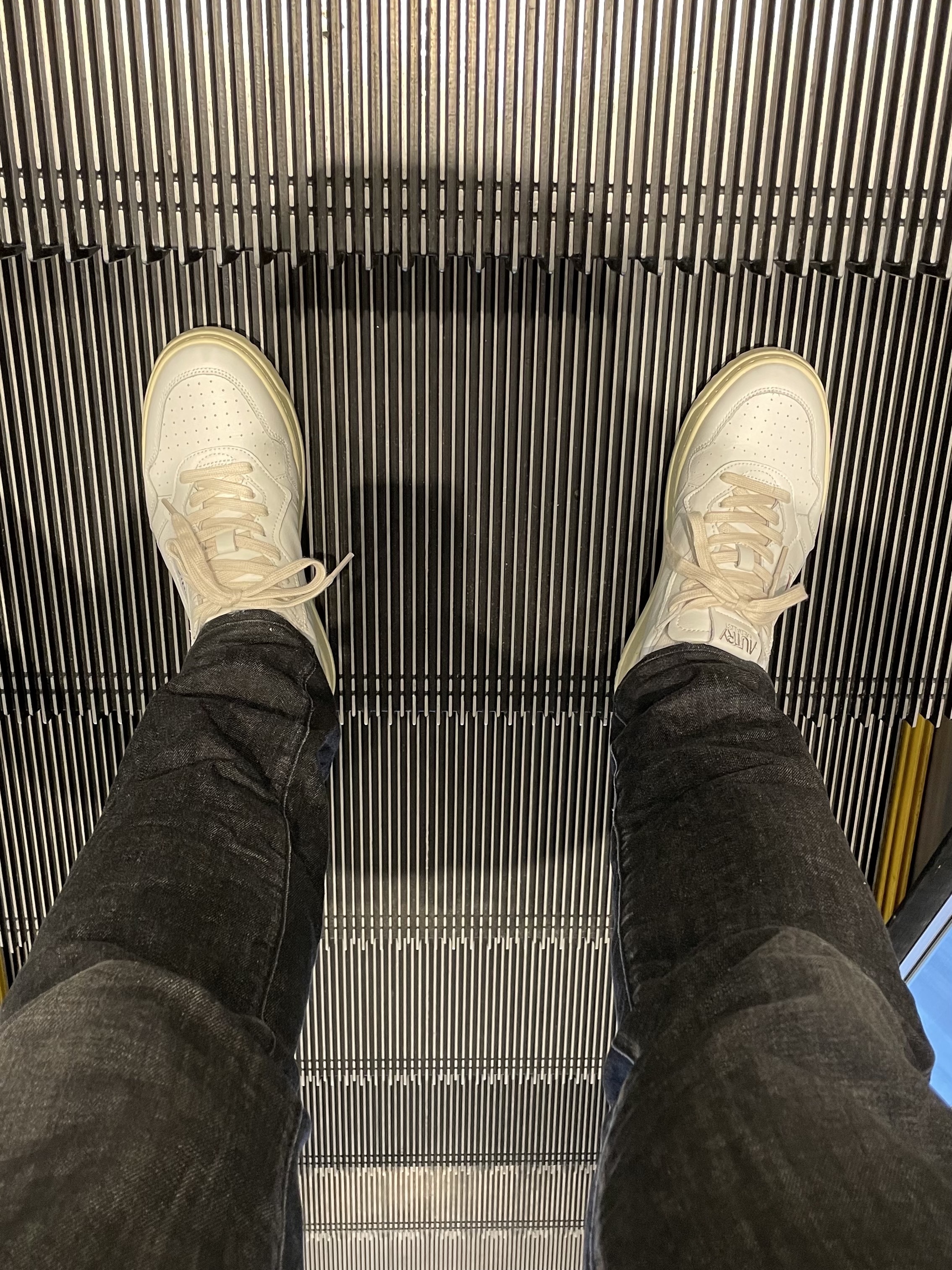 Autry Medalist Low Leather Sneakers White 착용 스타일 - 4