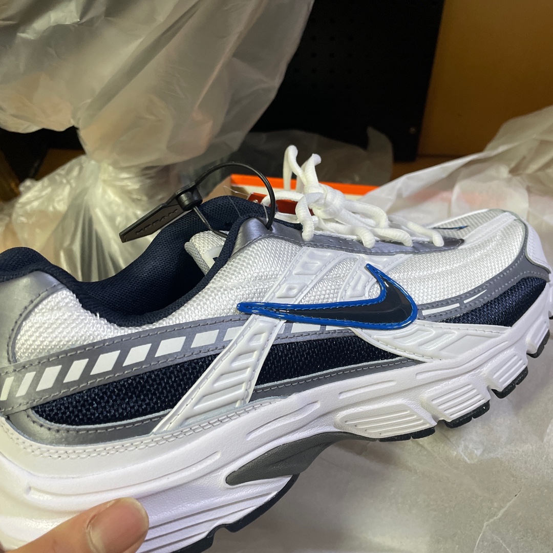 Nike Initiator White Obsidian Metallic Cool Grey 착용 스타일