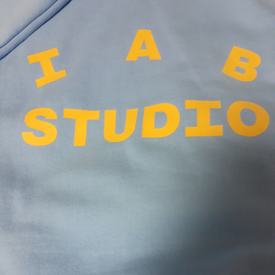 IAB Studio Hoodie Sky Blue Lemon 착용 스타일 - 2