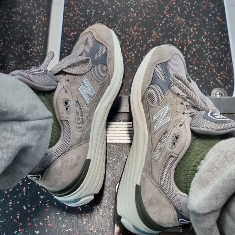 New Balance 991v2 Made in UK Rock Ridge Alloy Silver 착용 스타일 - 1